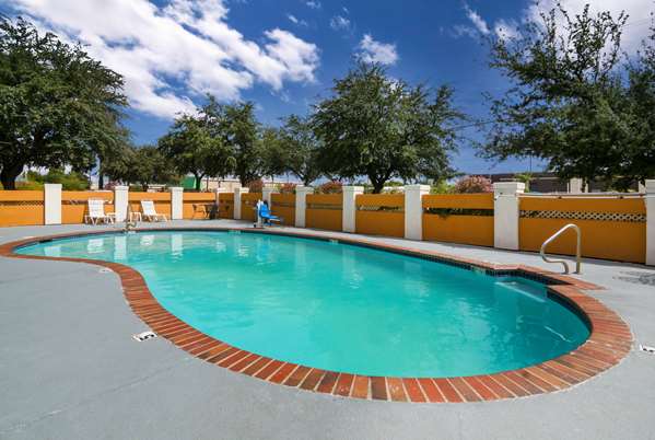 Pool - Quality Inn & Suites Granbury