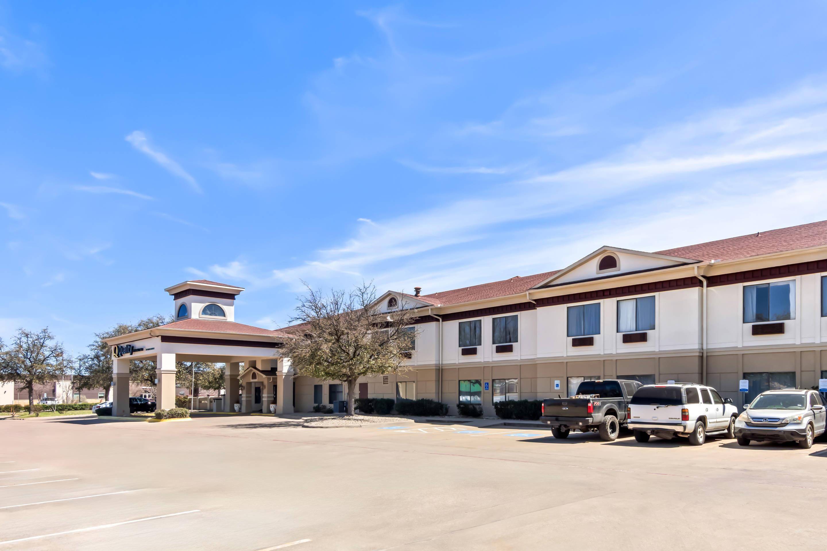 Hotel Entrance | Quality Inn & Suites - Granbury