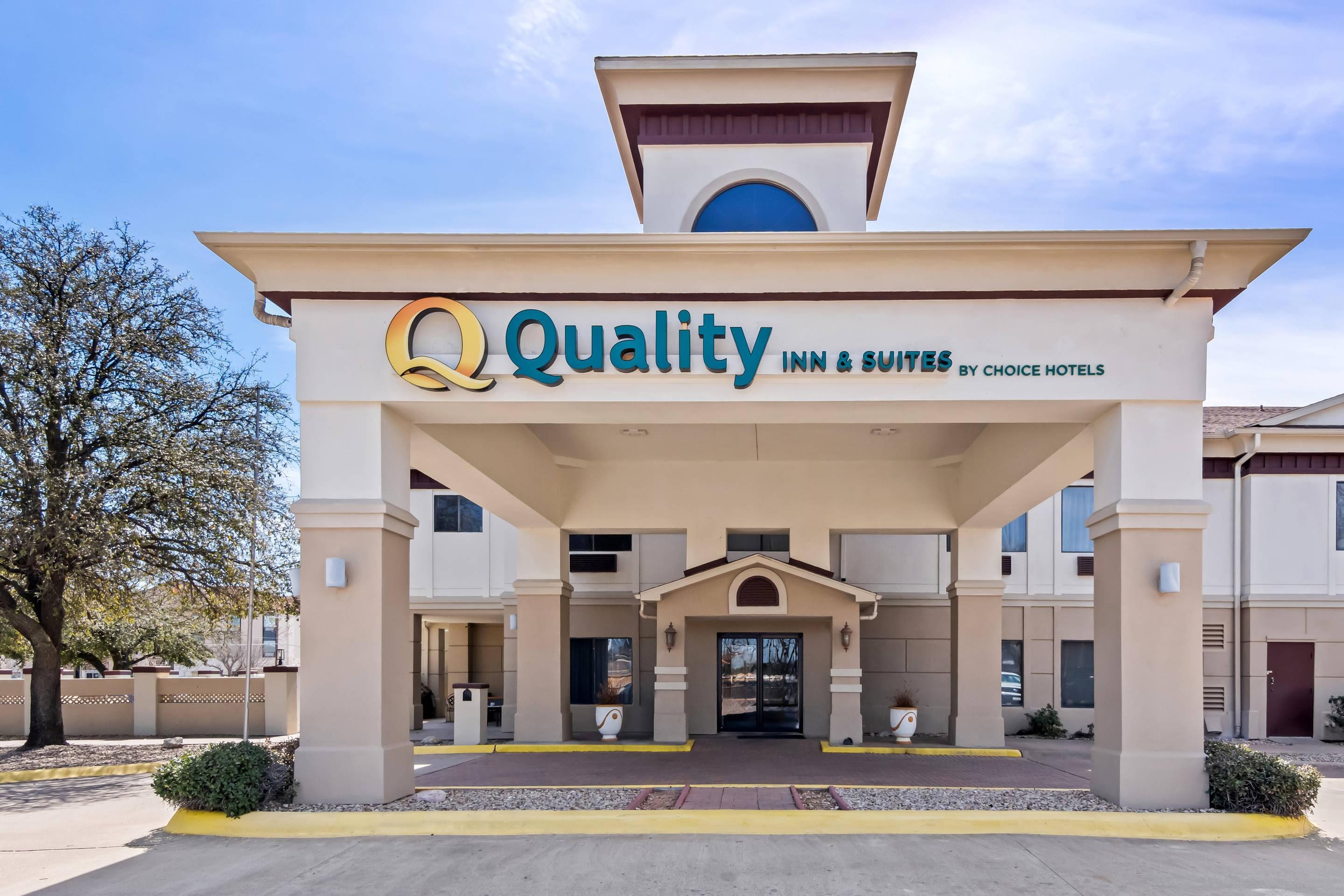 Hotel Entrance | Quality Inn & Suites - Granbury