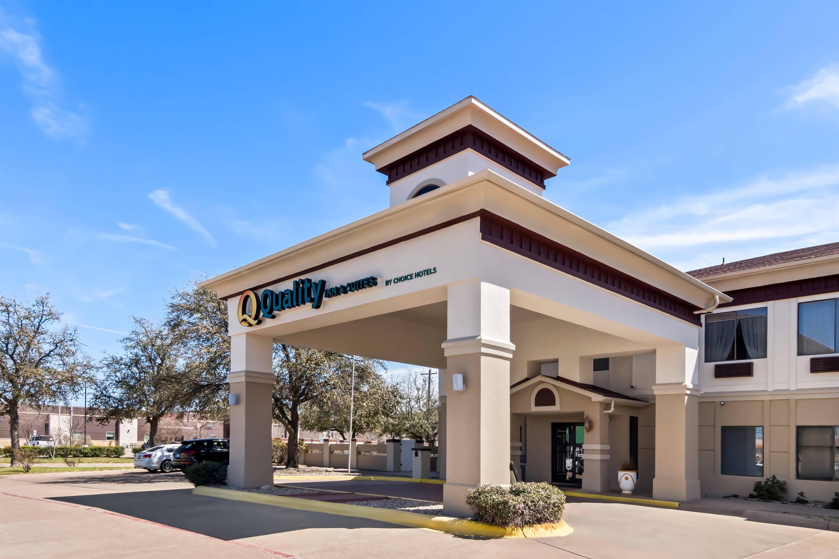 Hotel Entrance | Quality Inn & Suites - Granbury