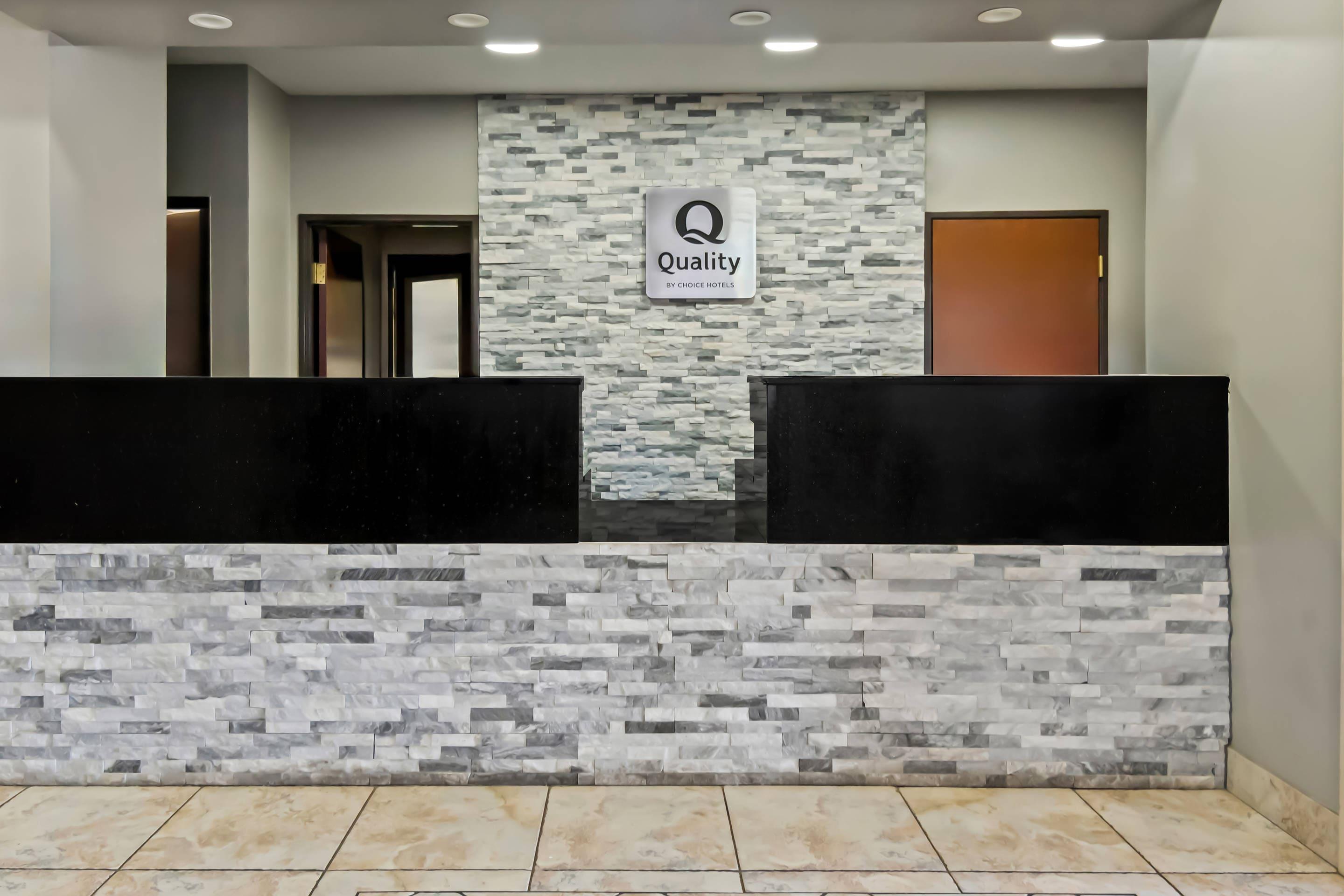 Front desk | Quality Inn & Suites - Granbury