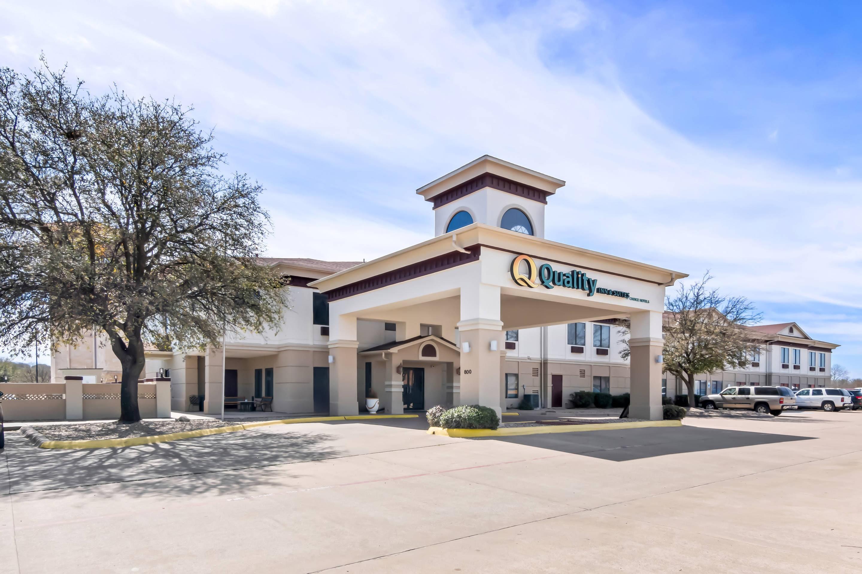 Hotel Entrance | Quality Inn & Suites - Granbury
