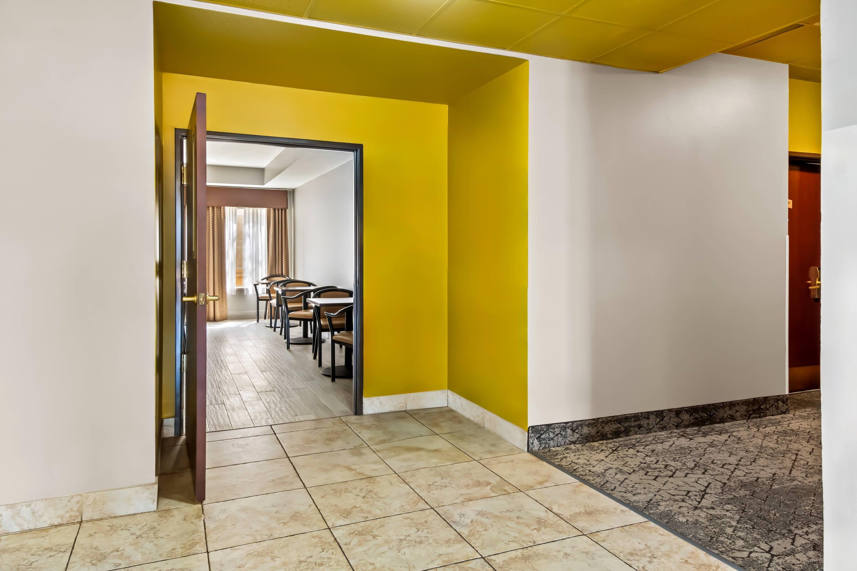 Hotel lobby | Quality Inn & Suites - Granbury