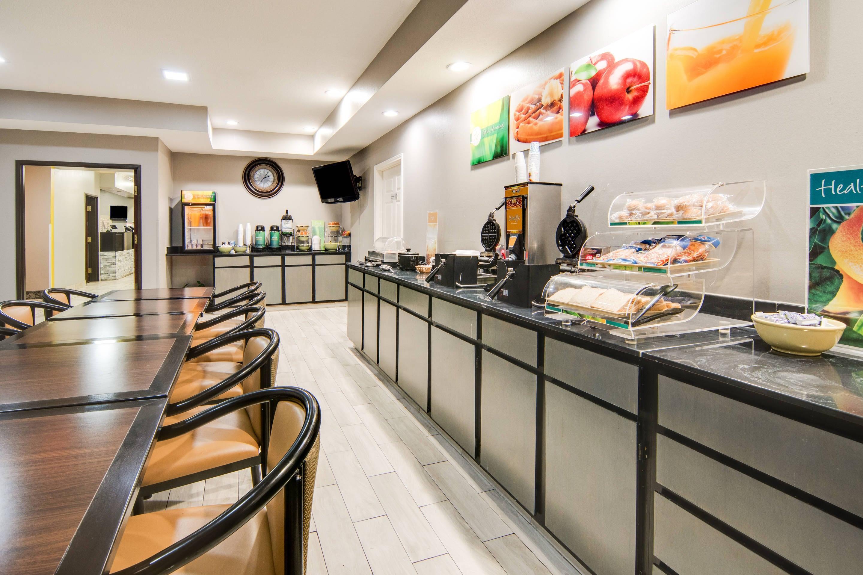 Breakfast area | Quality Inn & Suites - Granbury