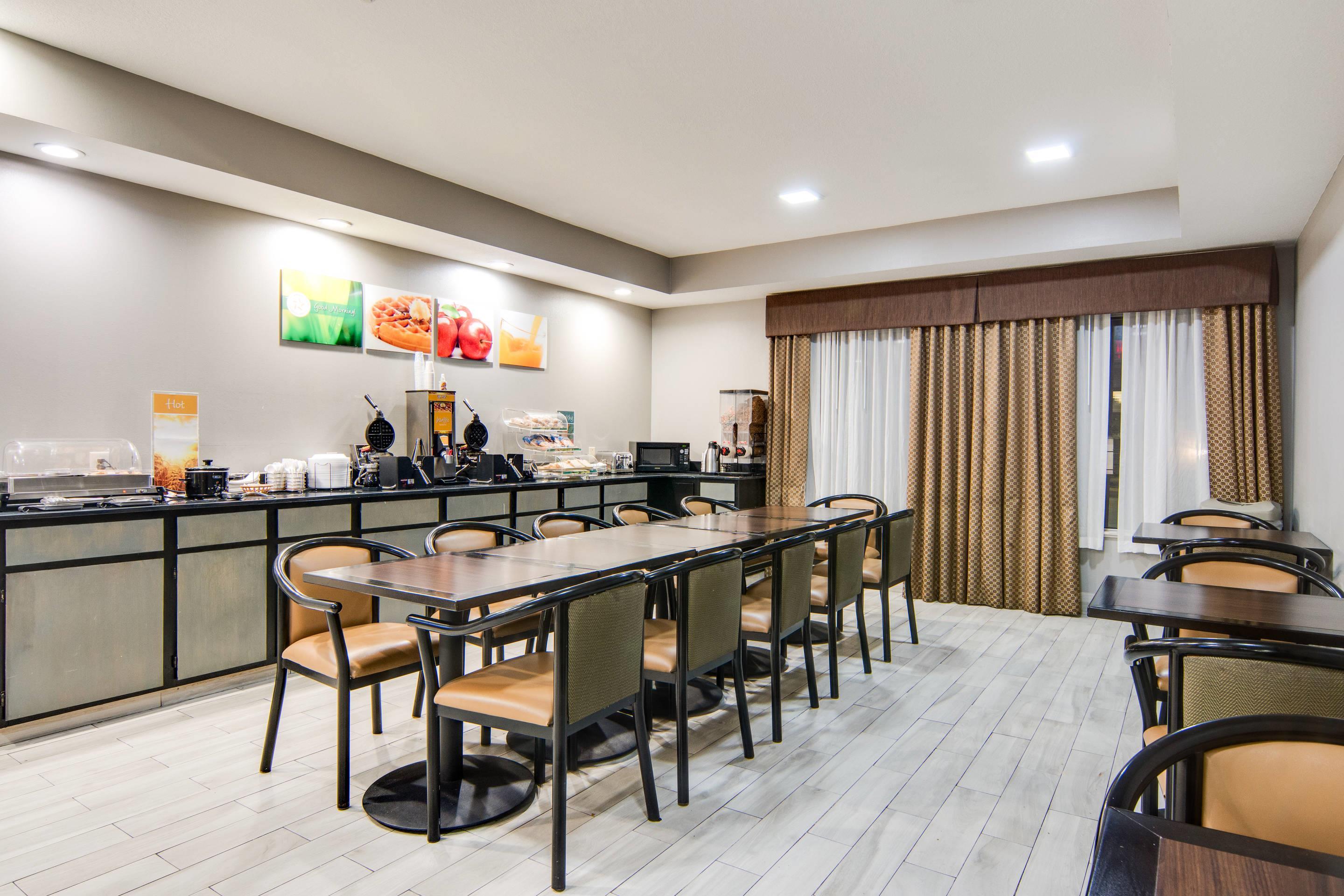 Breakfast area | Quality Inn & Suites - Granbury