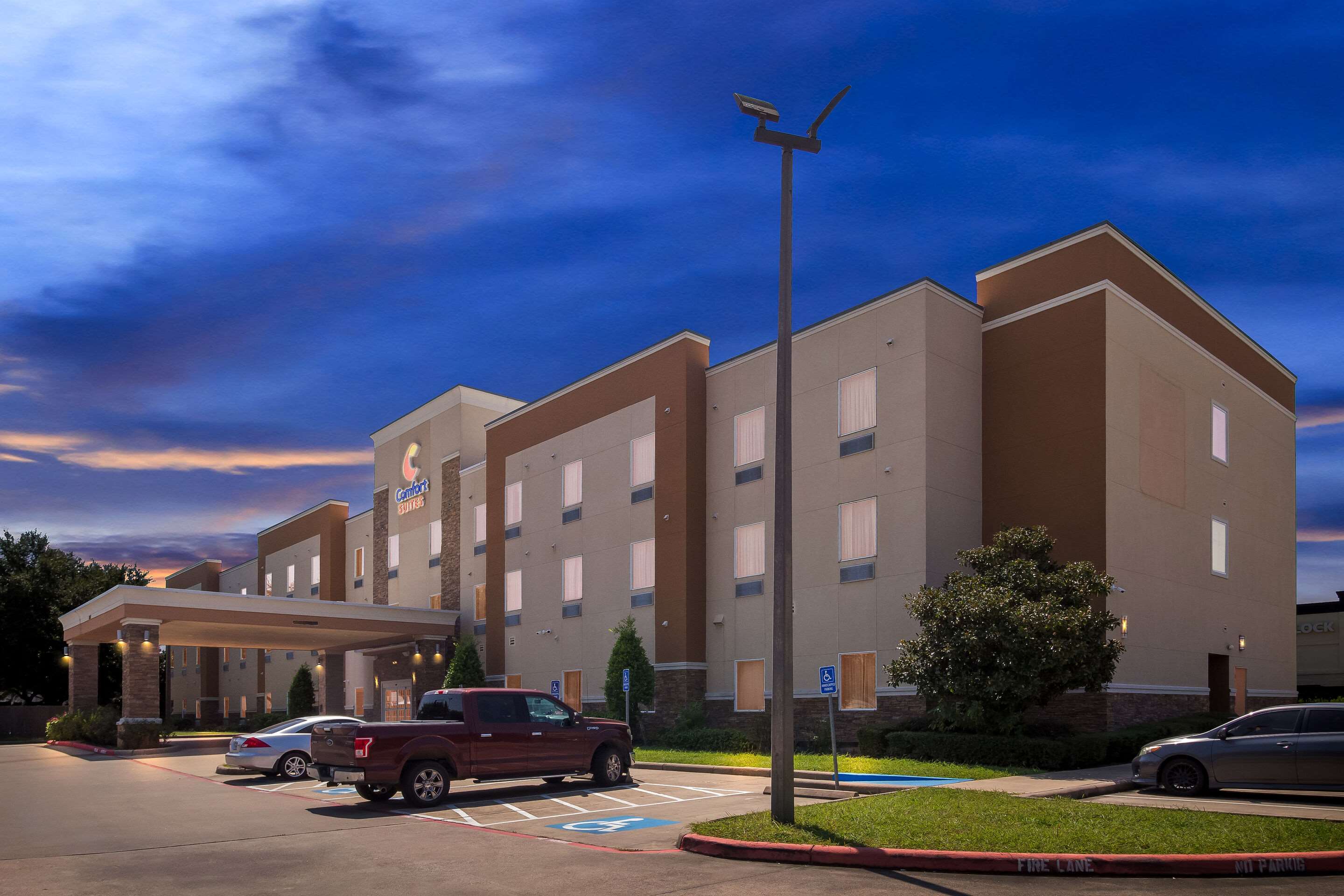 Twilight | Comfort Suites at Katy Mills