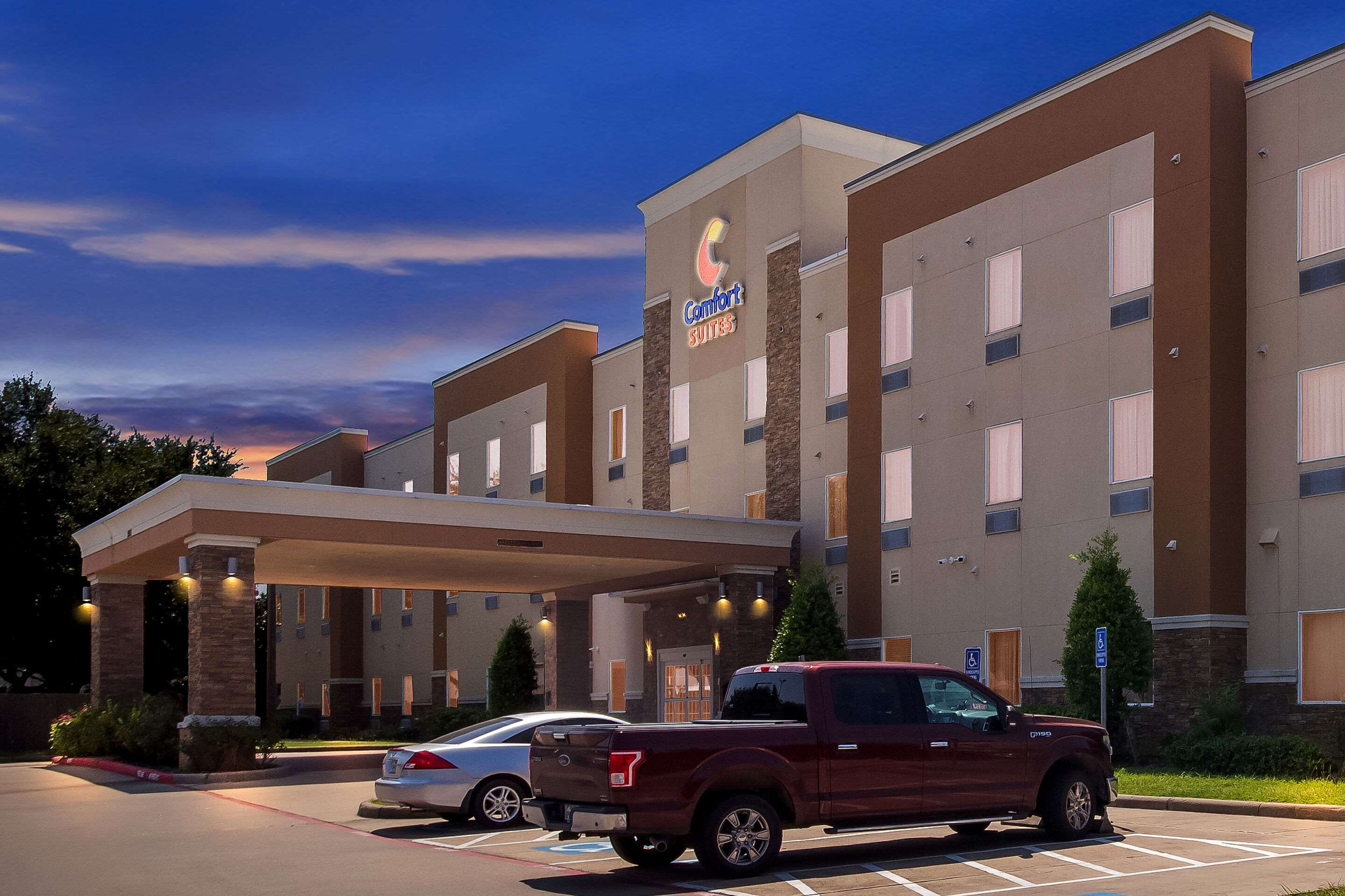 Twilight | Comfort Suites at Katy Mills