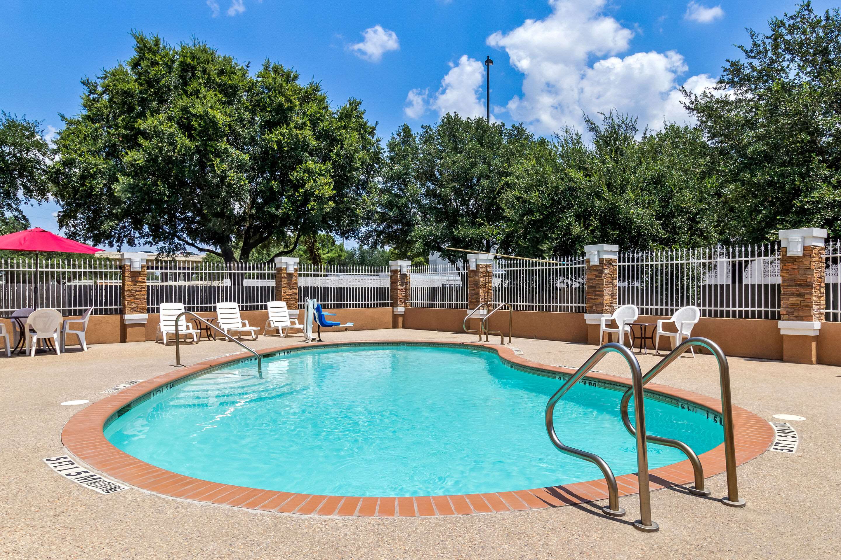 Outdoor pool | Comfort Suites at Katy Mills