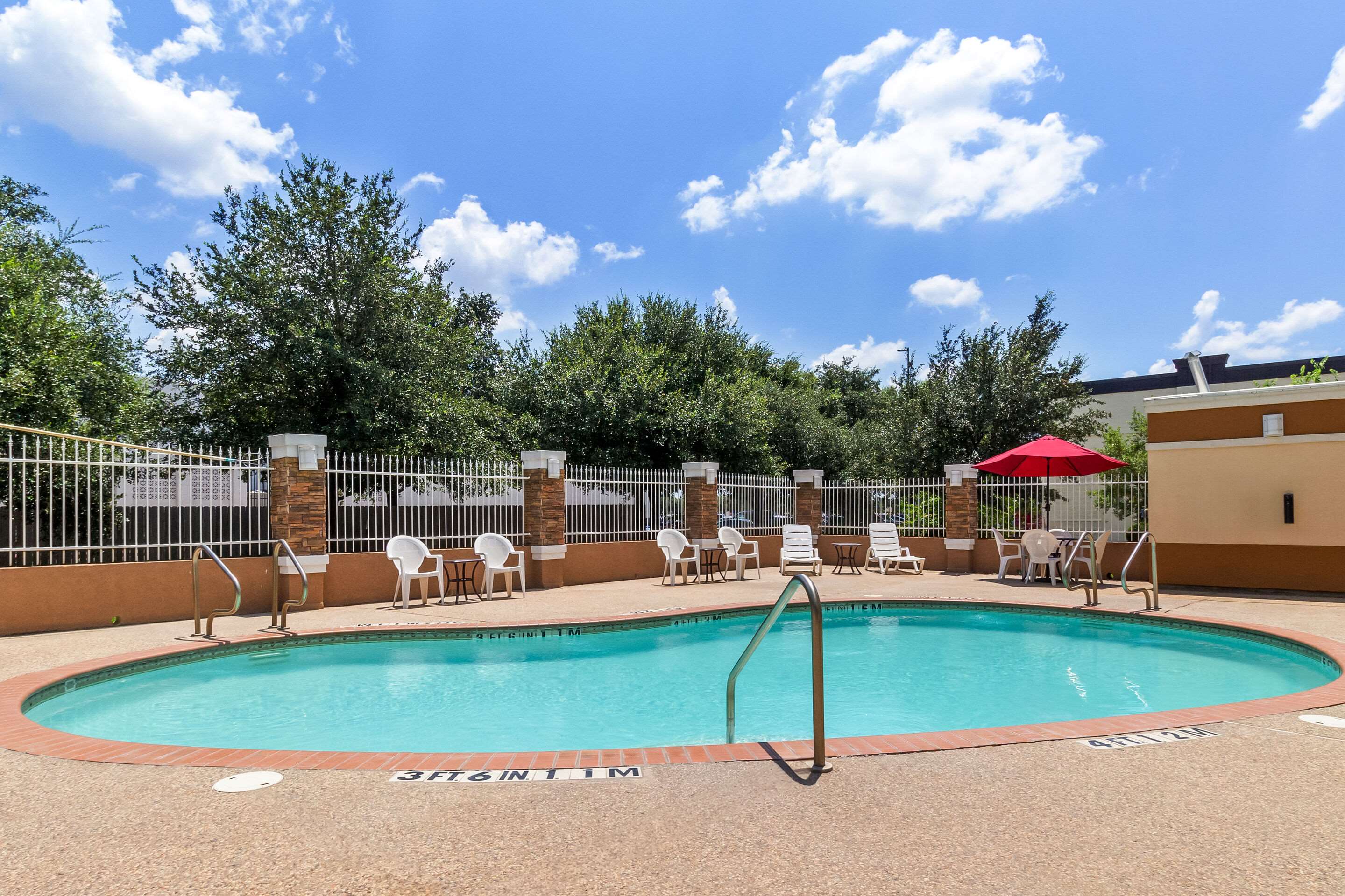 Outdoor pool | Comfort Suites at Katy Mills