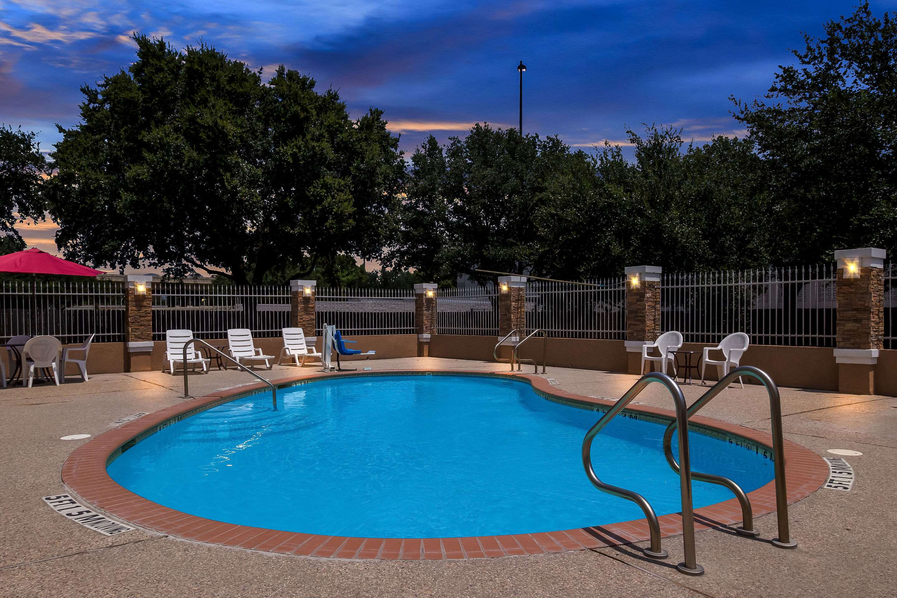 Twilight | Comfort Suites at Katy Mills