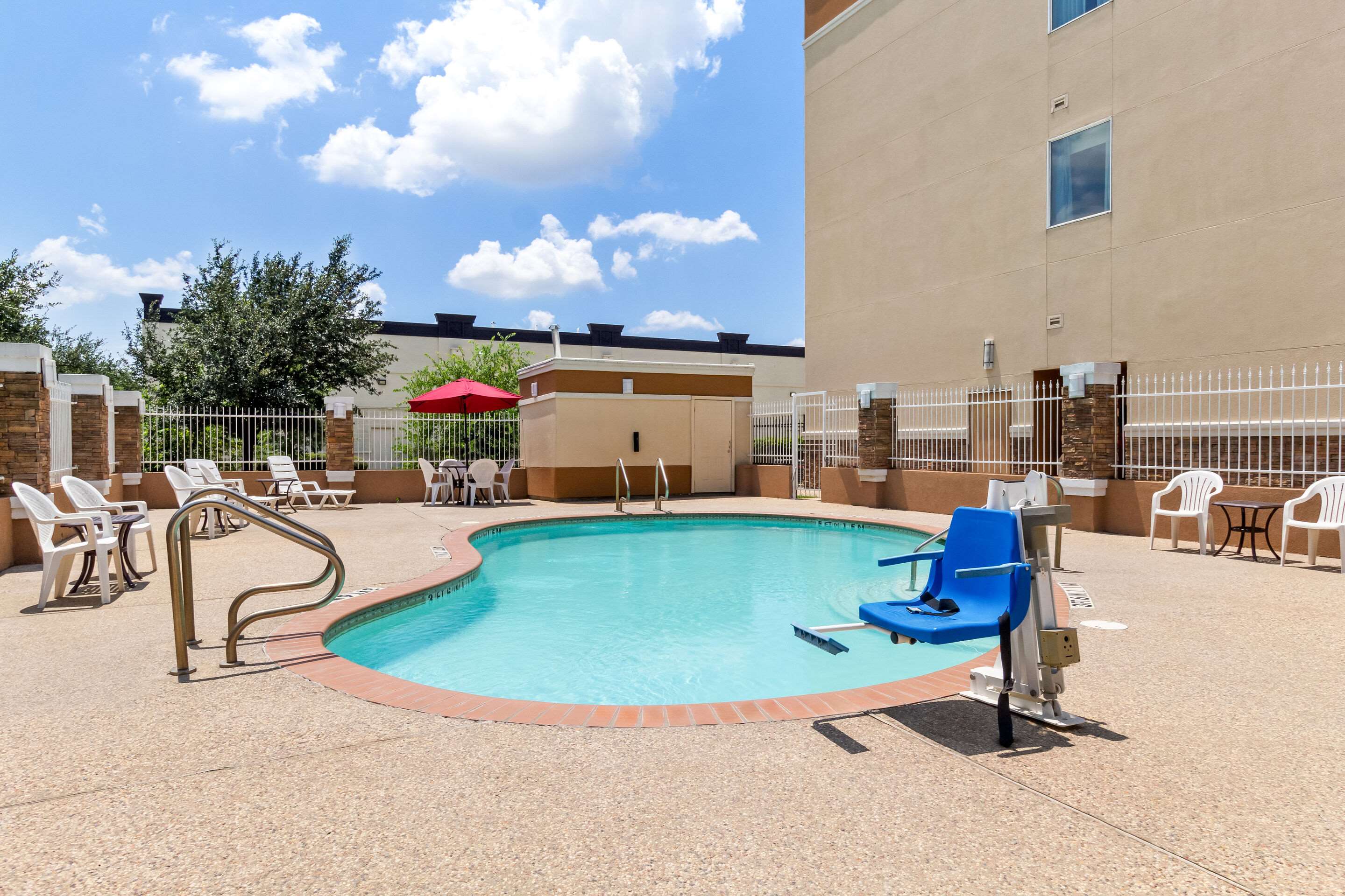 Outdoor pool | Comfort Suites at Katy Mills