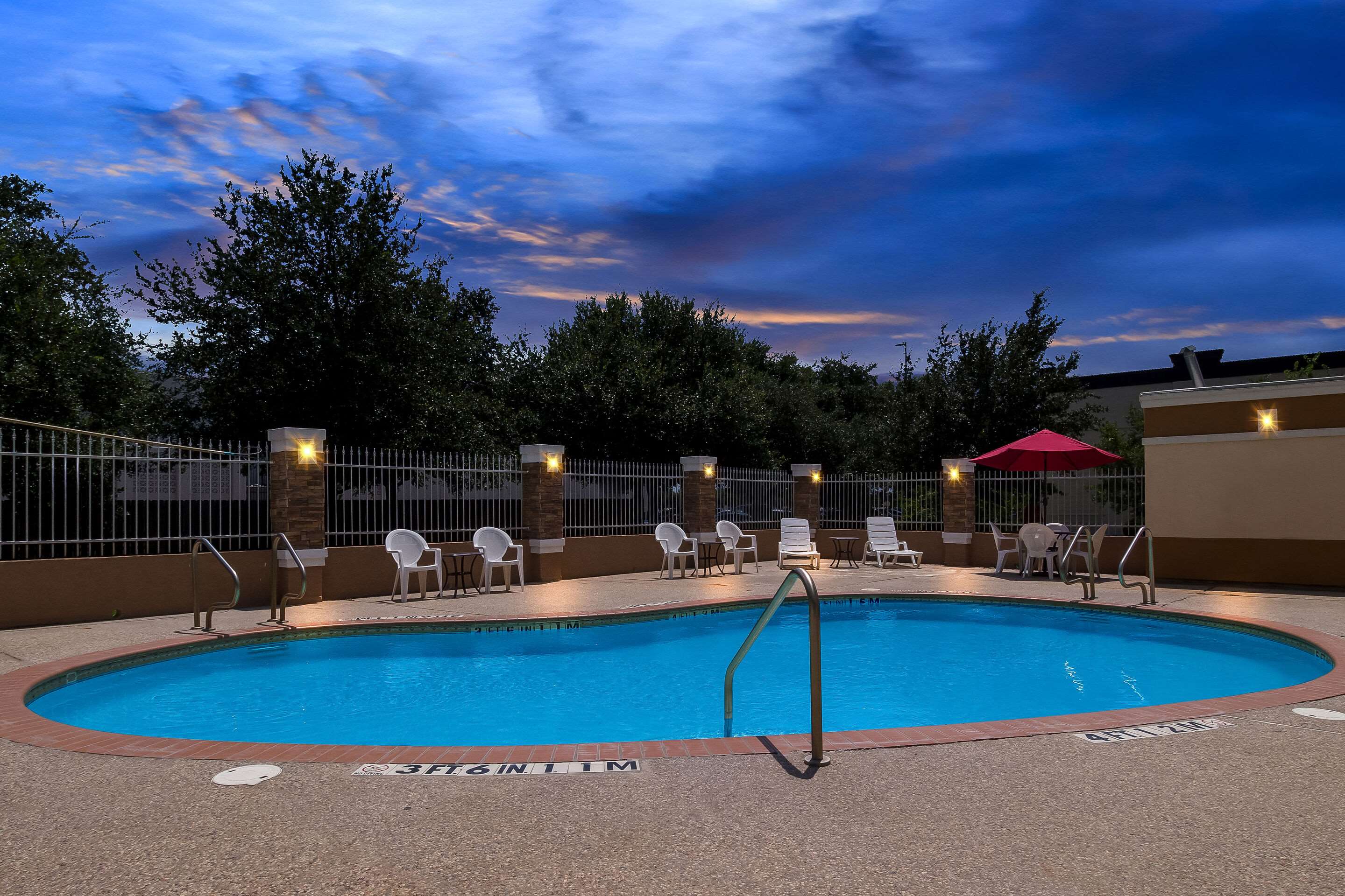 Twilight | Comfort Suites at Katy Mills