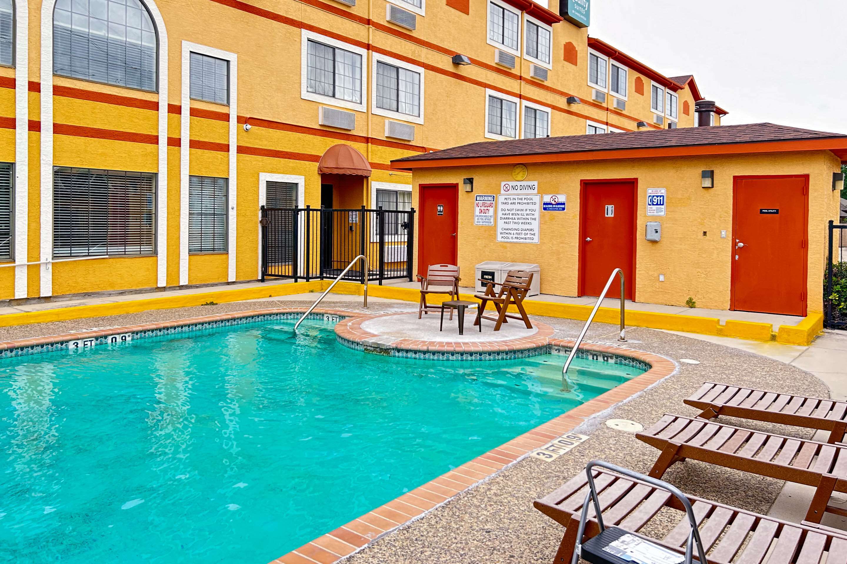 Outdoor pool | Quality Suites San Antonio