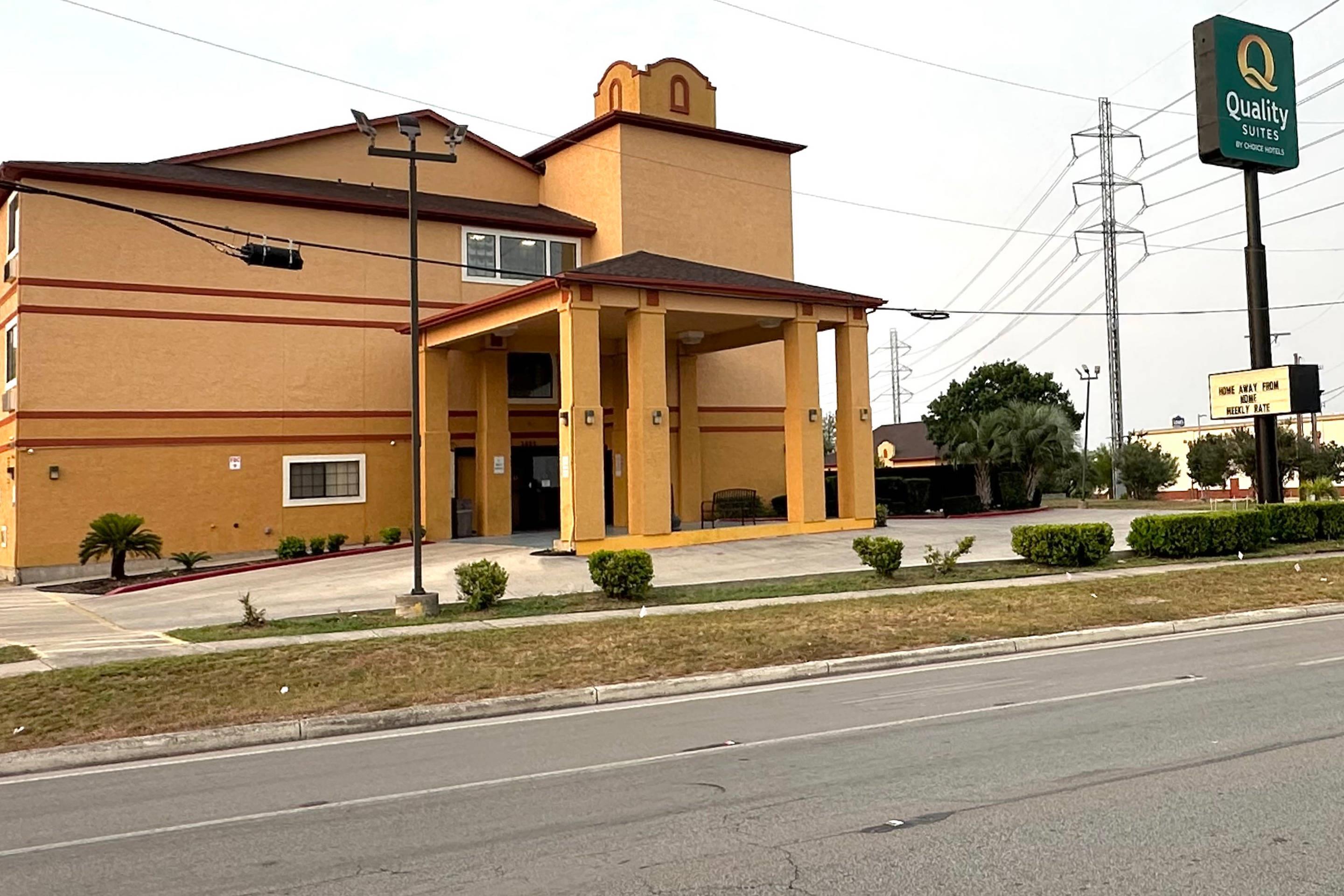 Hotel exterior | Quality Suites San Antonio