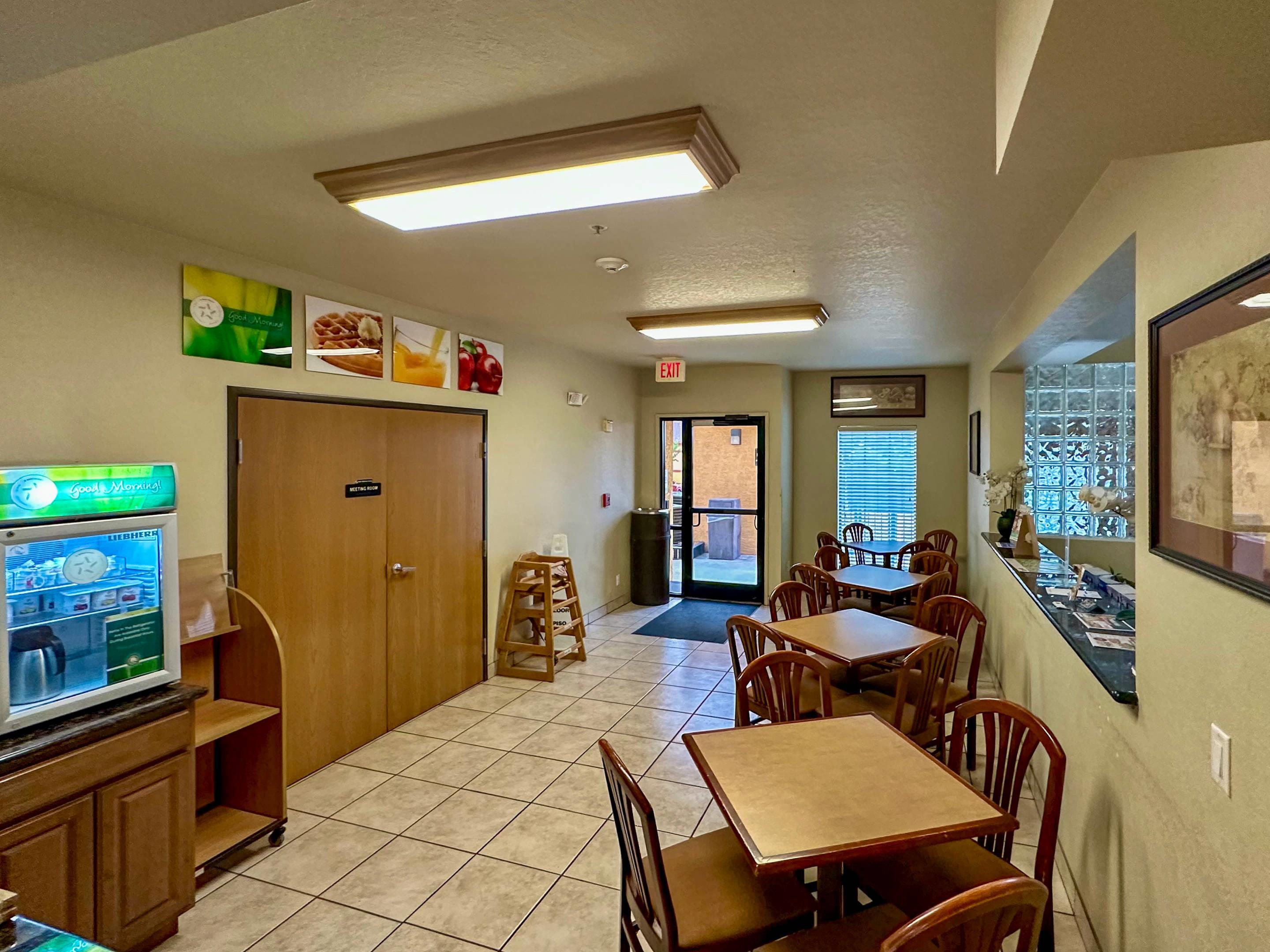 Breakfast area | Quality Suites San Antonio