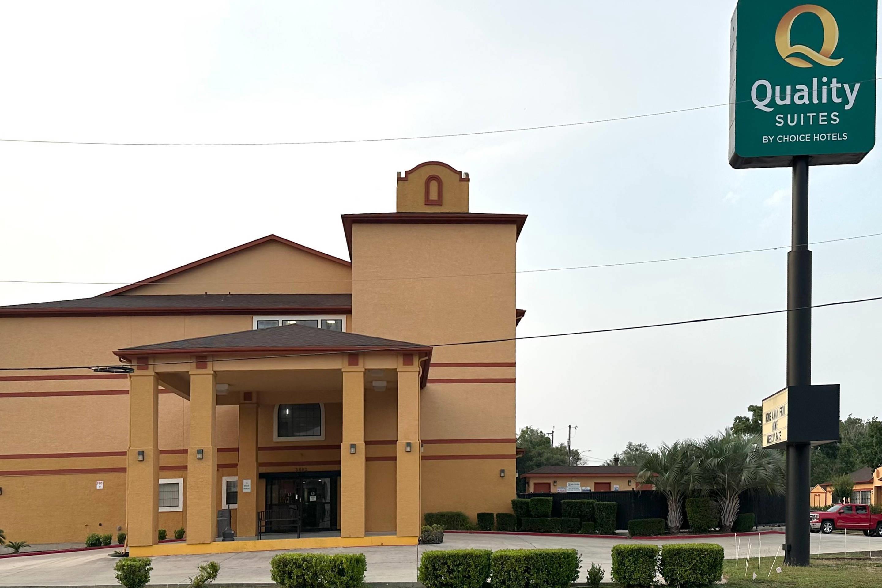 Hotel exterior | Quality Suites San Antonio