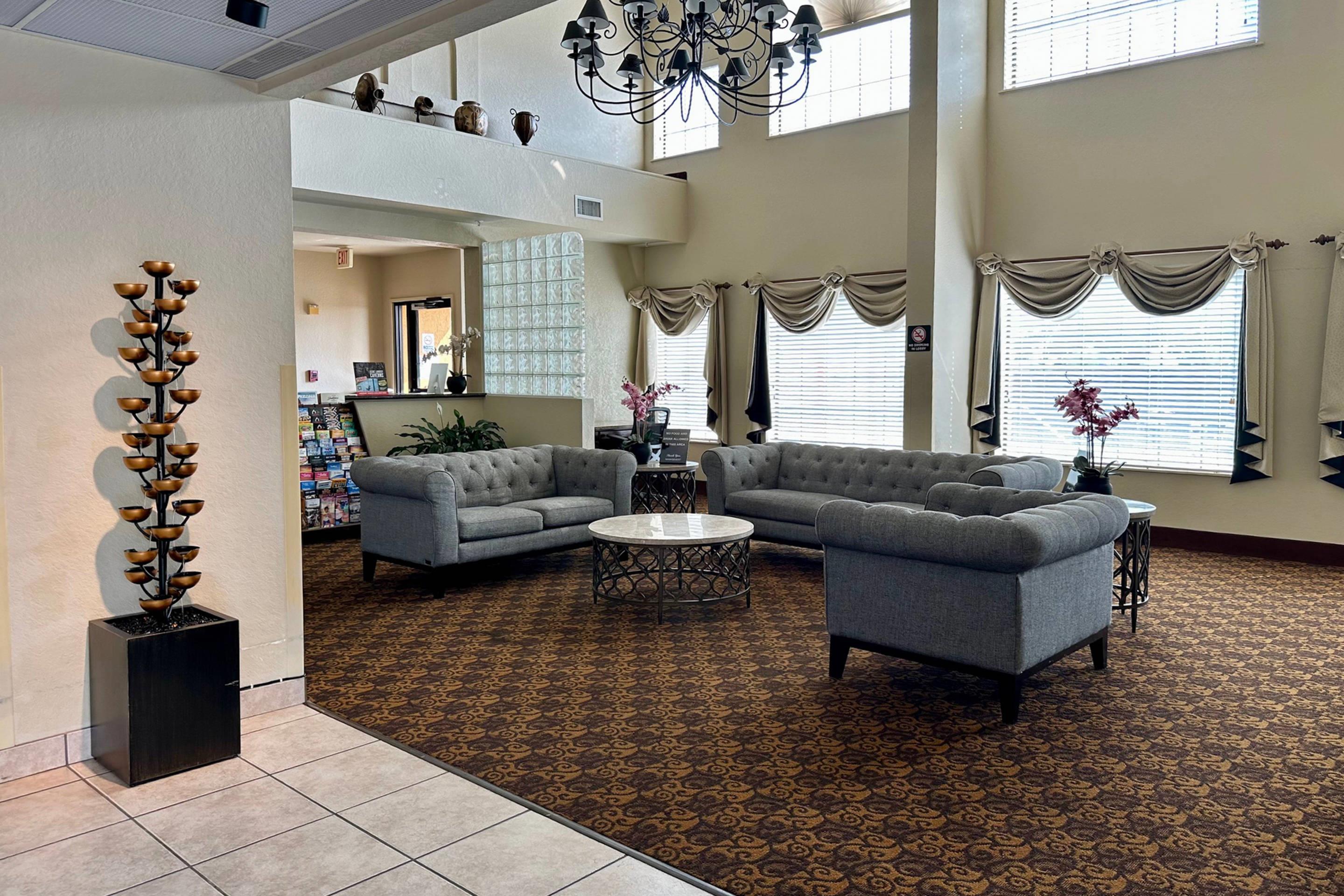 Hotel lobby | Quality Suites San Antonio