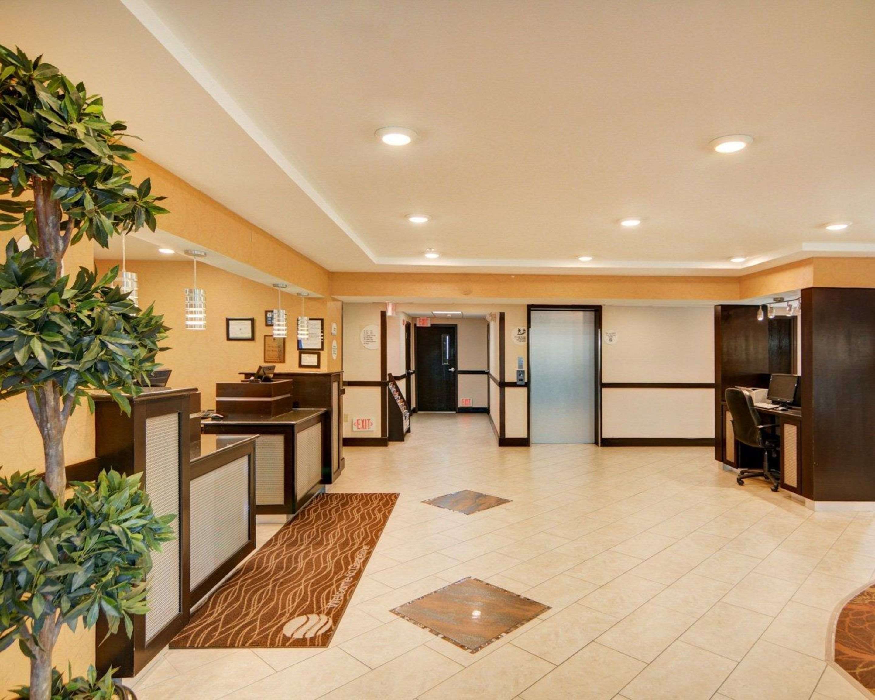 Front desk | Comfort Inn Grapevine Near DFW Airport