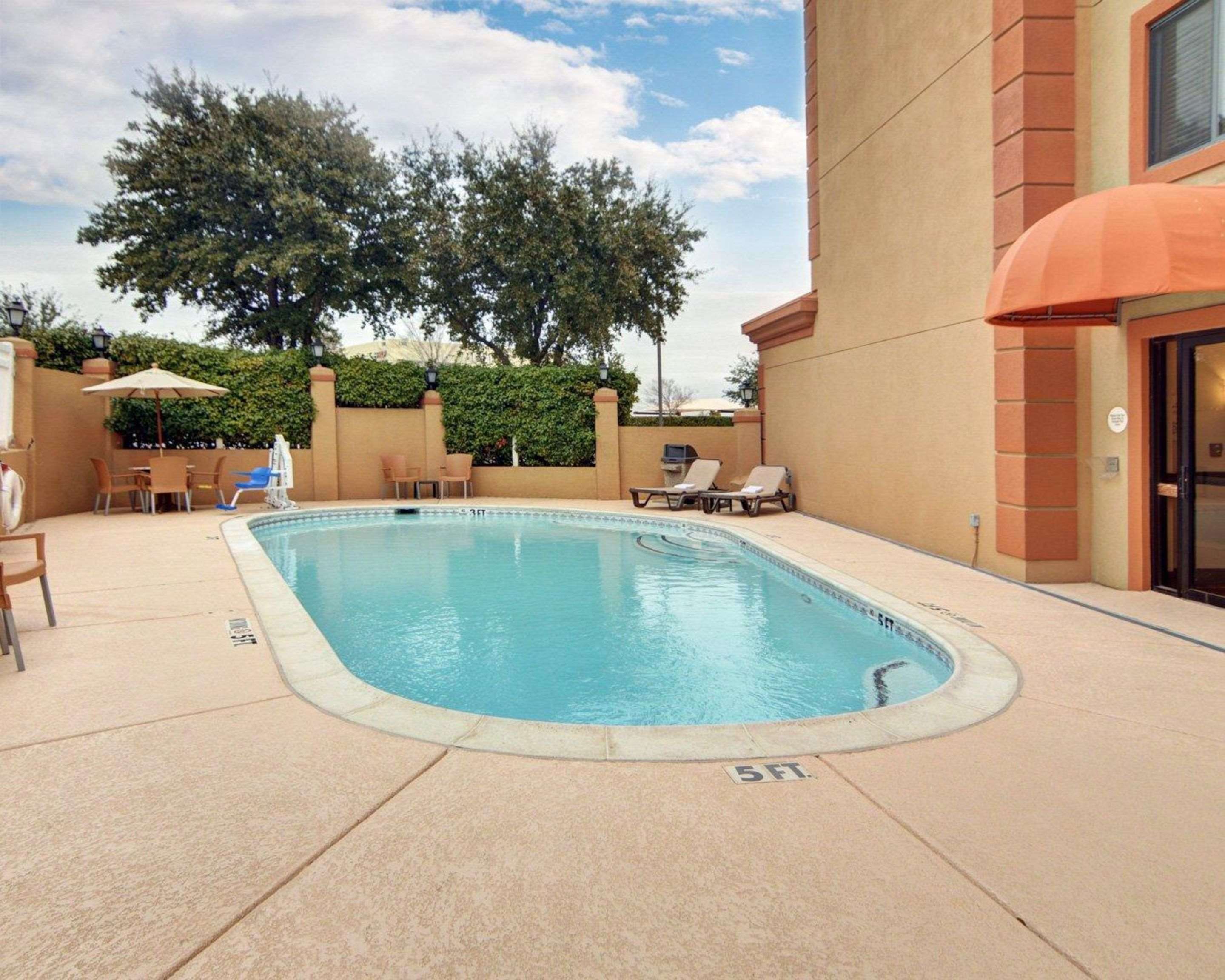 Outdoor pool with sundeck | Comfort Inn Grapevine Near DFW Airport