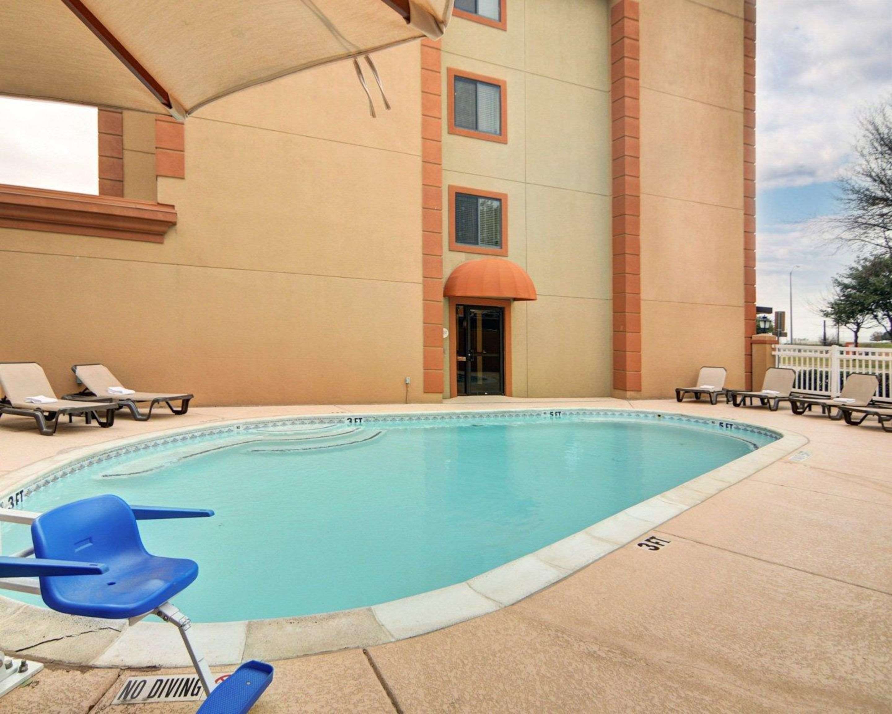 Outdoor pool with lounge area | Comfort Inn Grapevine Near DFW Airport