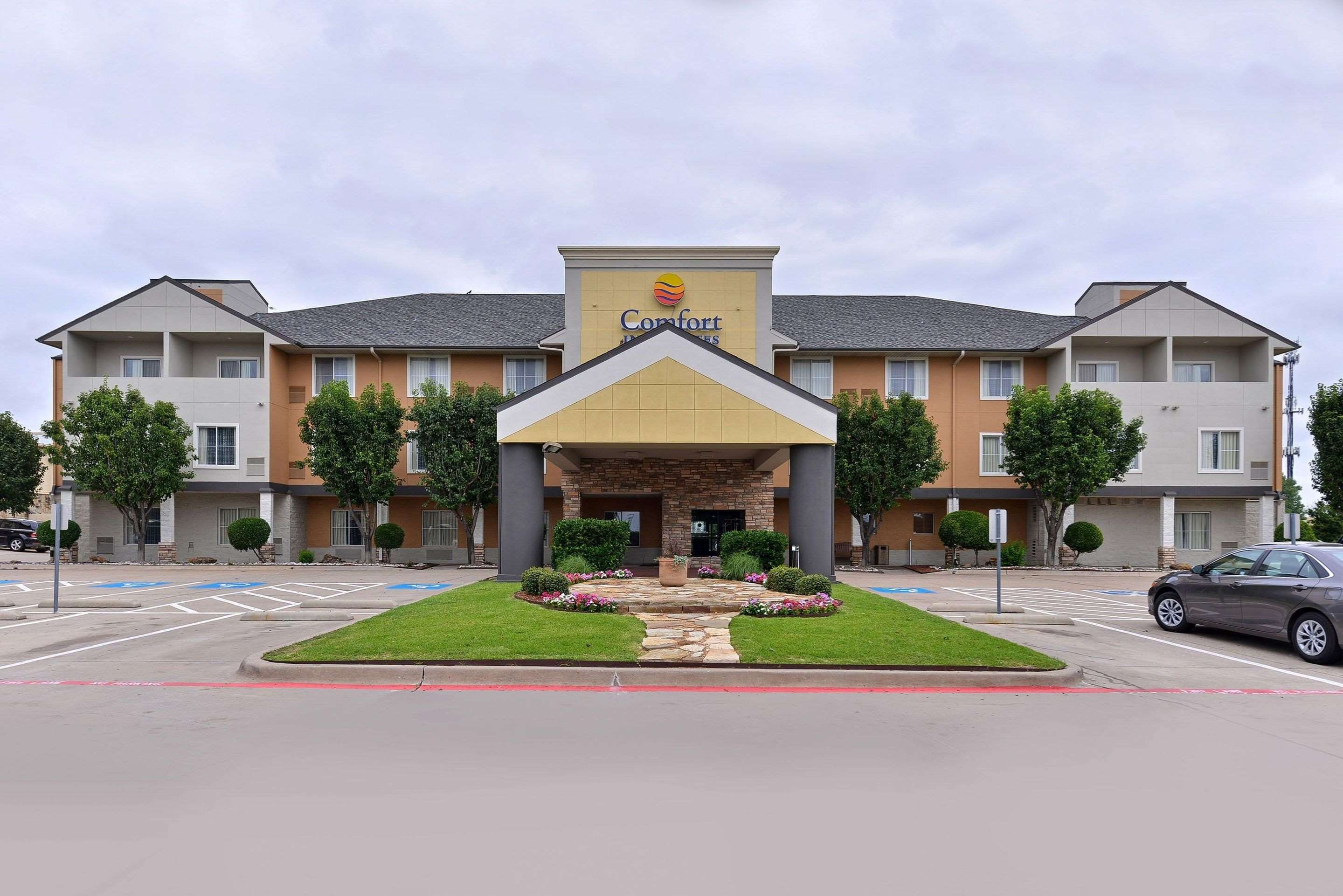 Hotel exterior | Comfort Inn & Suites Frisco - Plano