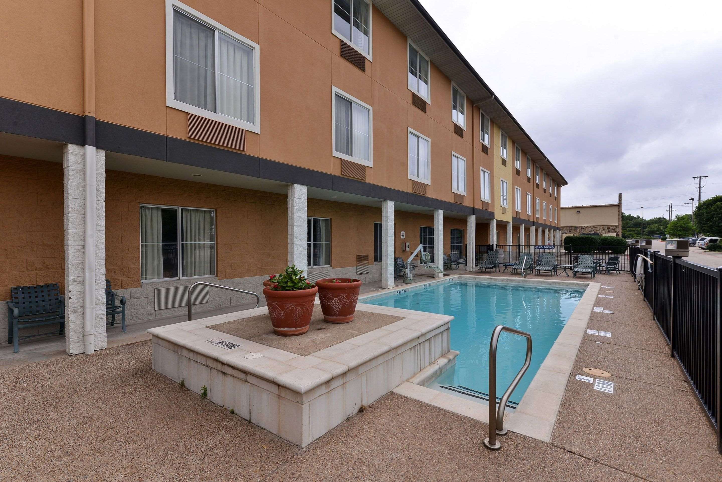 Outdoor pool with sundeck | Comfort Inn & Suites Frisco - Plano