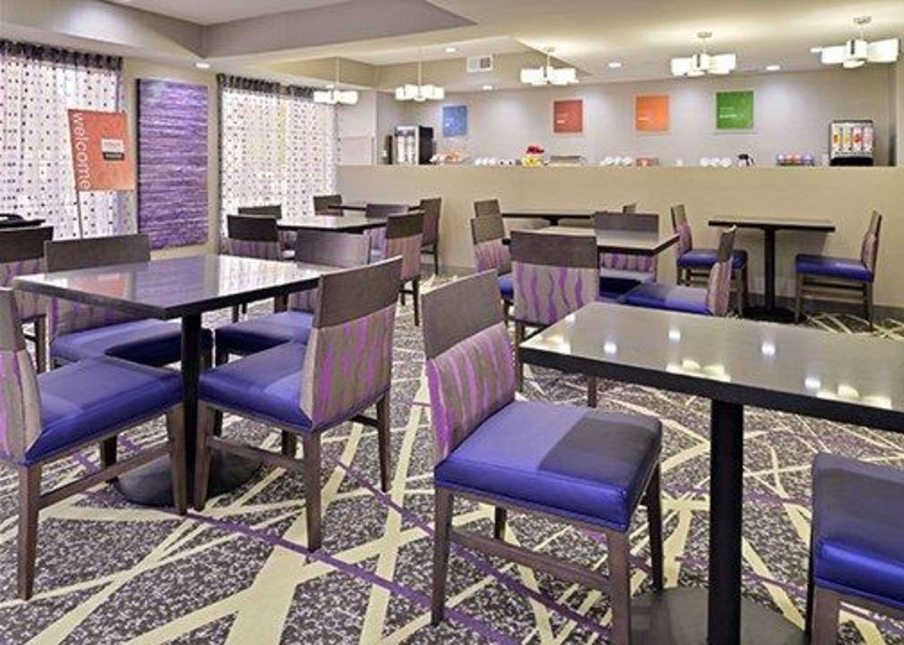 Breakfast room | Comfort Inn & Suites Frisco - Plano