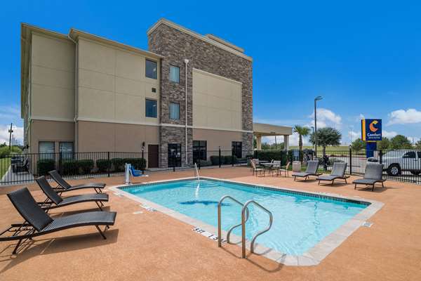 Pool - Comfort Inn & Suites Victoria