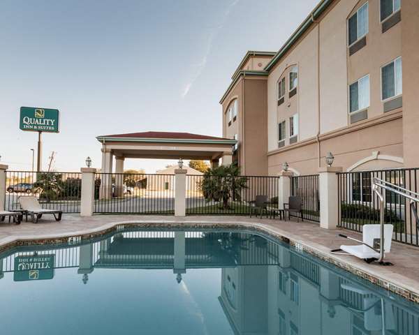 Pool - Quality Inn & Suites Groesbeck