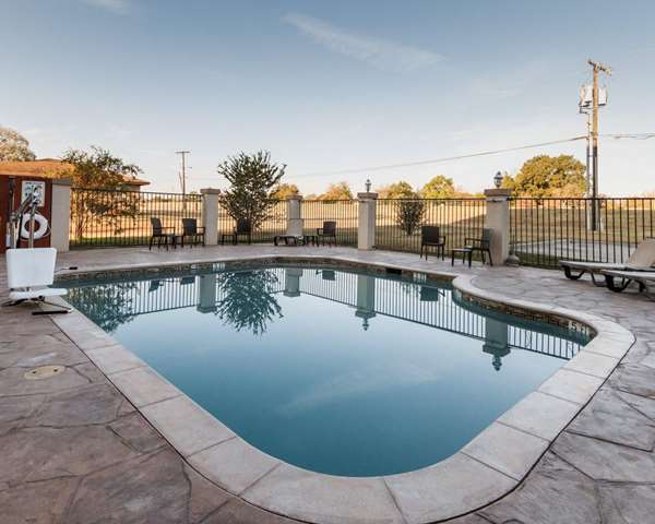 Pool - Quality Inn & Suites Groesbeck