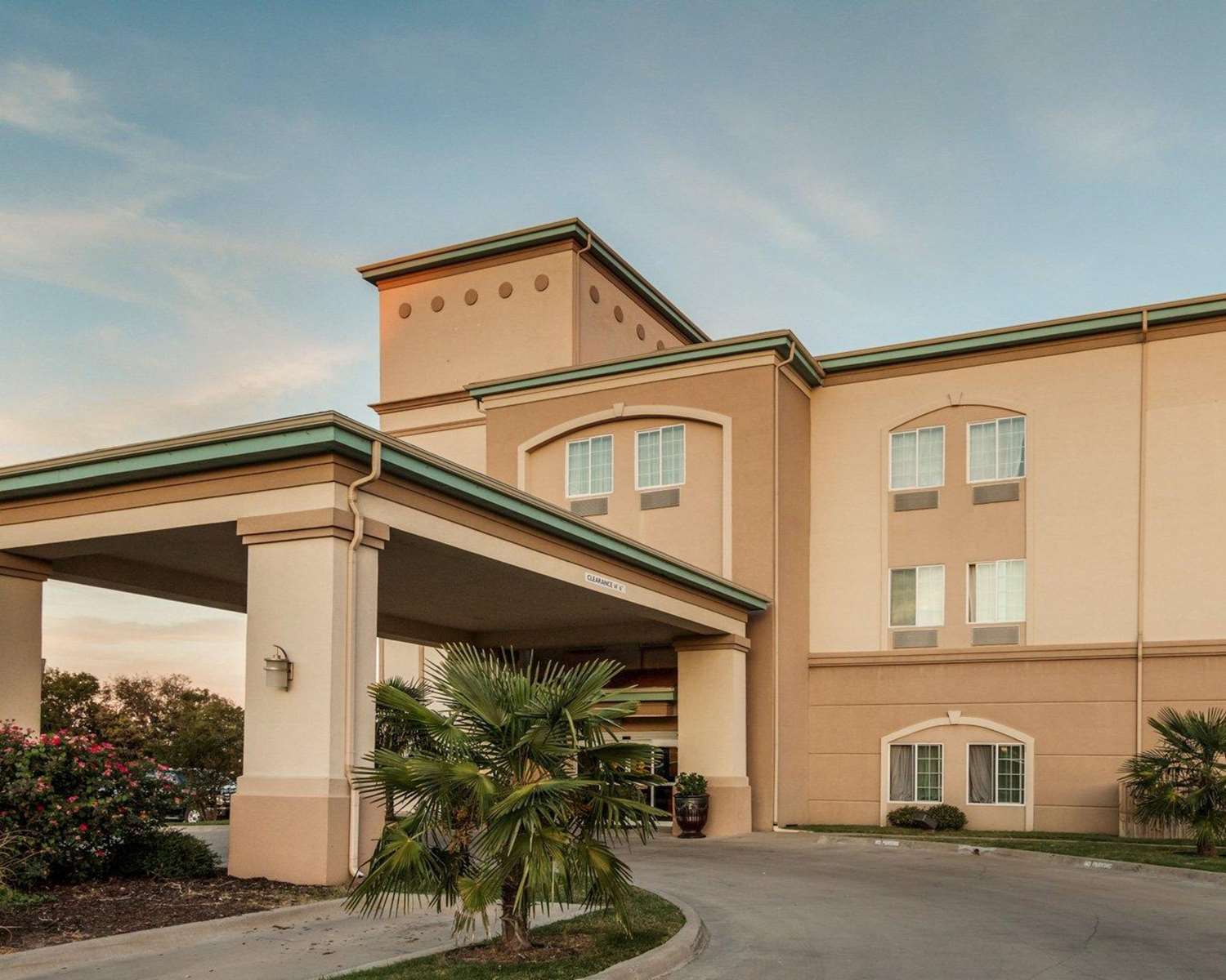 Quality Inn & Suites Groesbeck, TX See Discounts