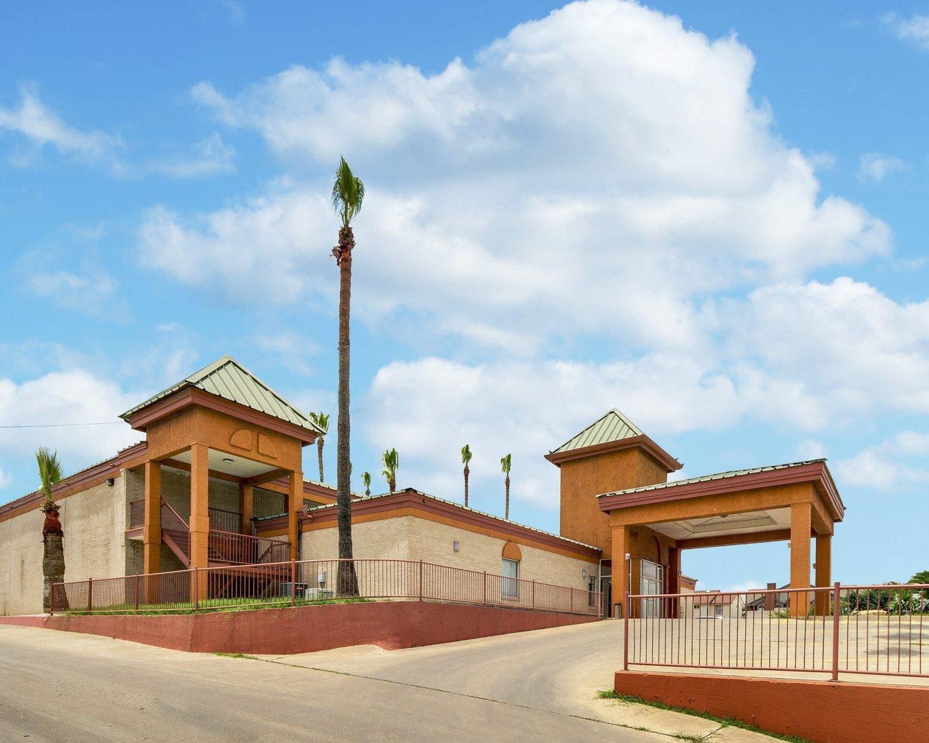 Hotel exterior | Econo Lodge Inn & Suites Eagle Pass