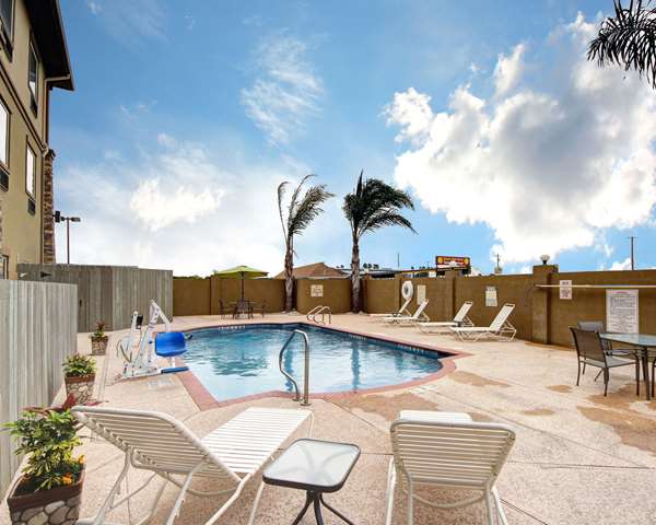 Pool - Comfort Inn & Suites Donna