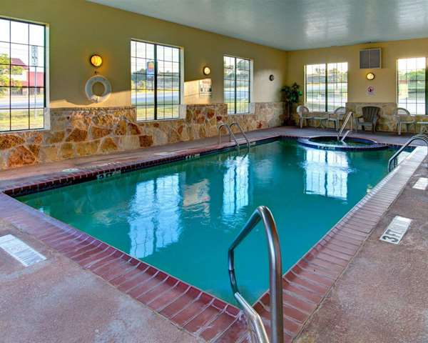 Pool - Quality Inn & Suites Glen Rose