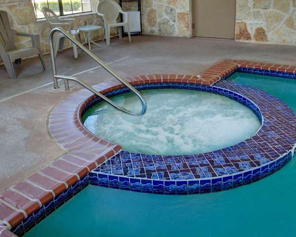 Pool - Quality Inn & Suites Glen Rose