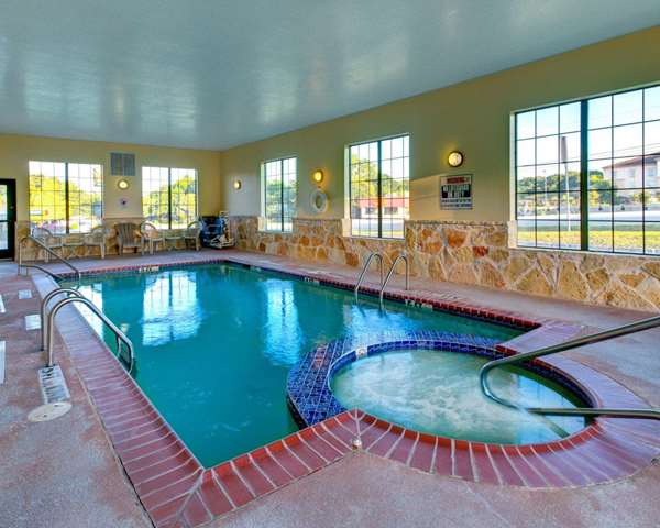Pool - Quality Inn & Suites Glen Rose
