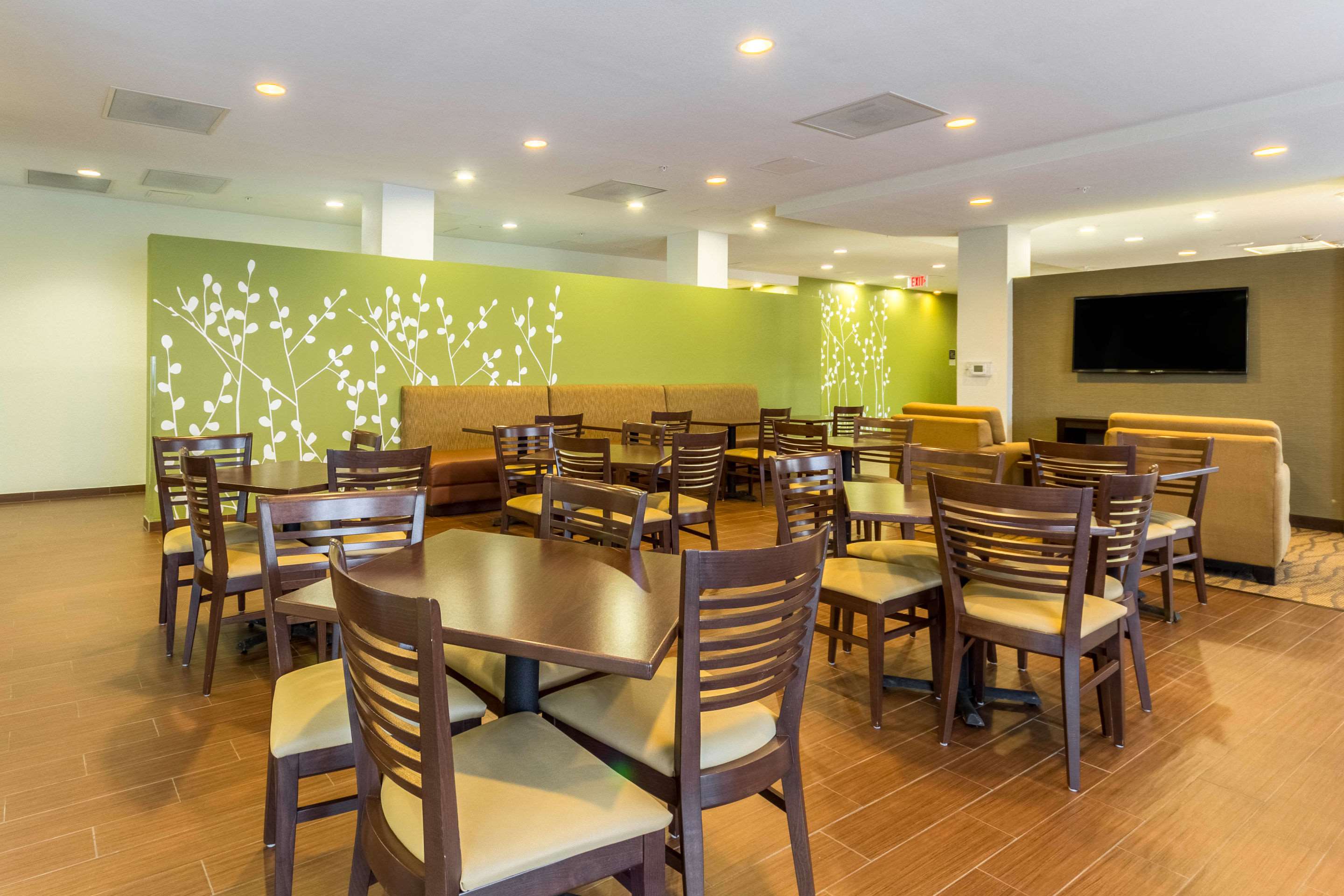 Enjoy breakfast in this seating area | Sleep Inn & Suites Jourdanton - Pleasanton