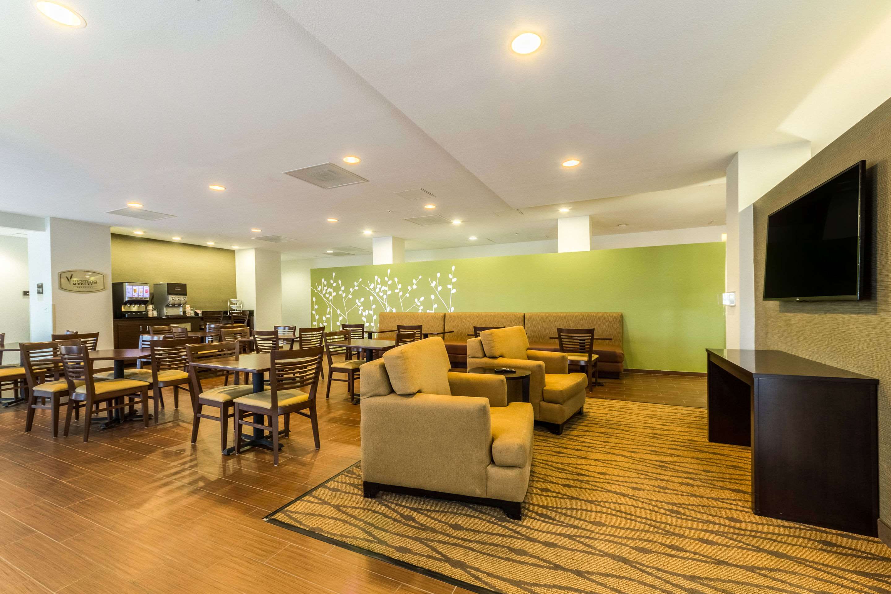 Spacious breakfast area | Sleep Inn & Suites Jourdanton - Pleasanton