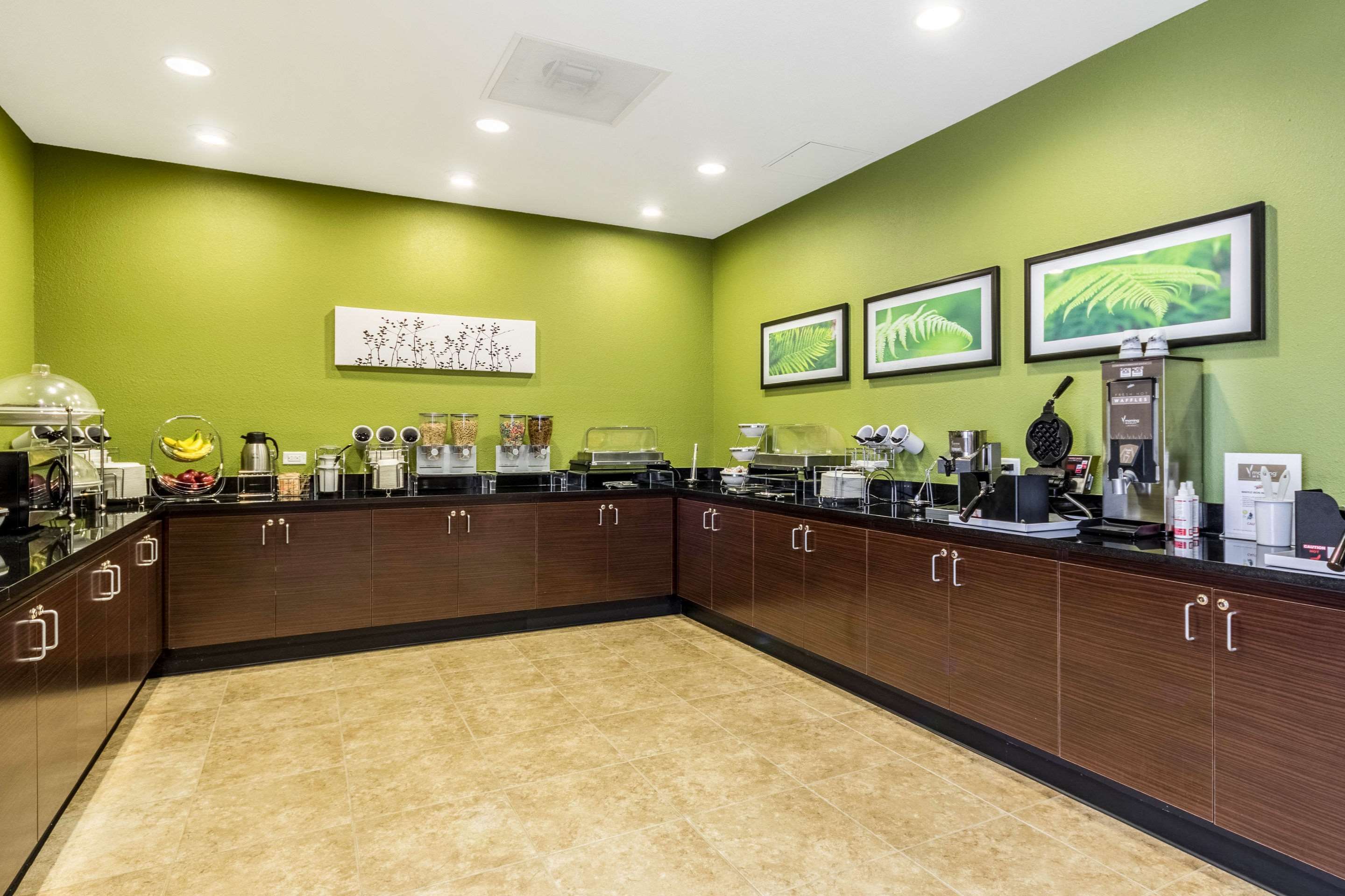 Breakfast area | Sleep Inn & Suites Jourdanton - Pleasanton