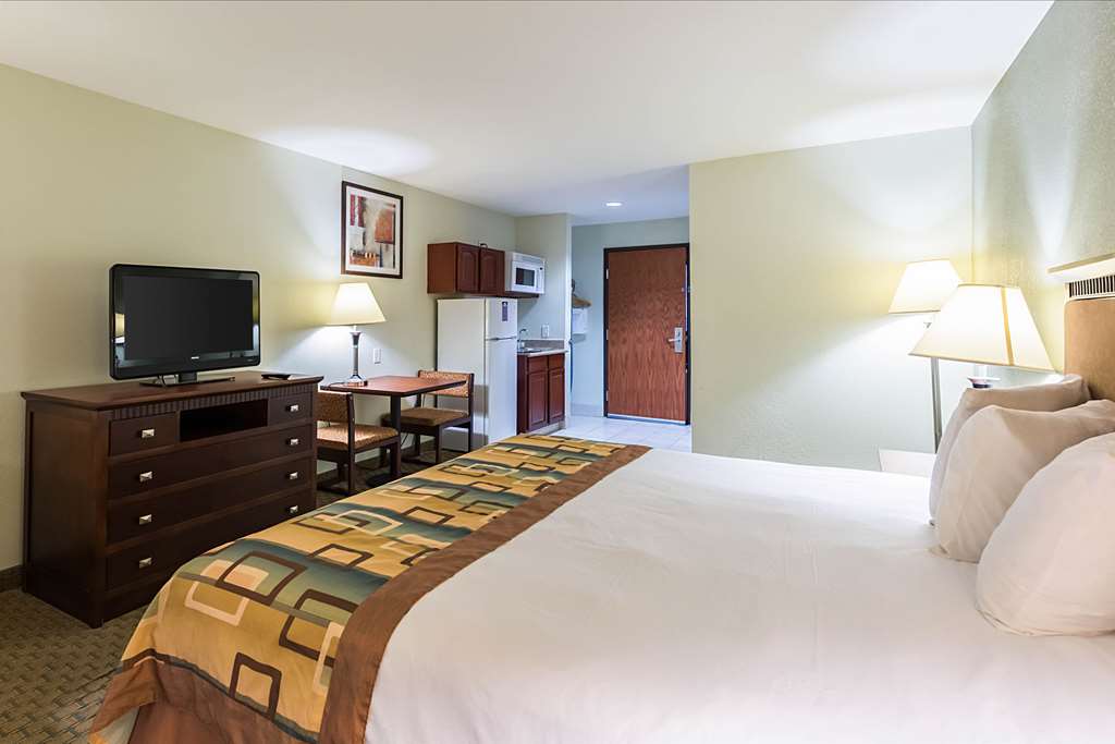 SUBURBAN STUDIOS BEAUMONT-guestroom-Guest Room,On-Site.jpg
