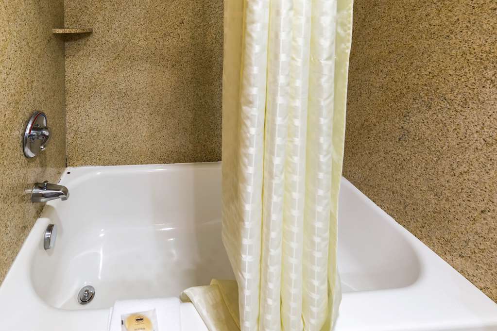 SUBURBAN STUDIOS BEAUMONT-guestroom-Guest Room,Bathroom,On-Site.jpg
