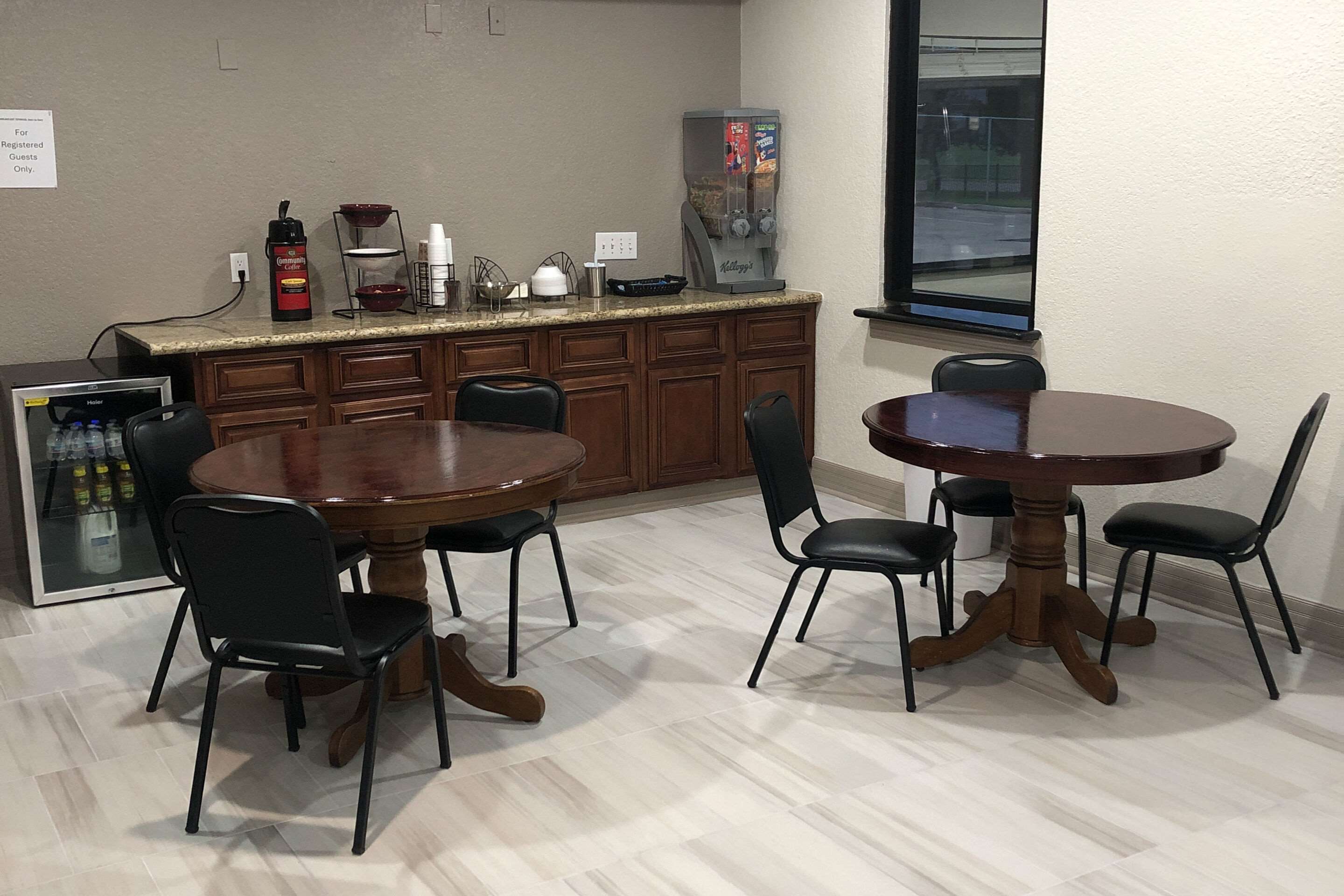 Breakfast area | Suburban Studios