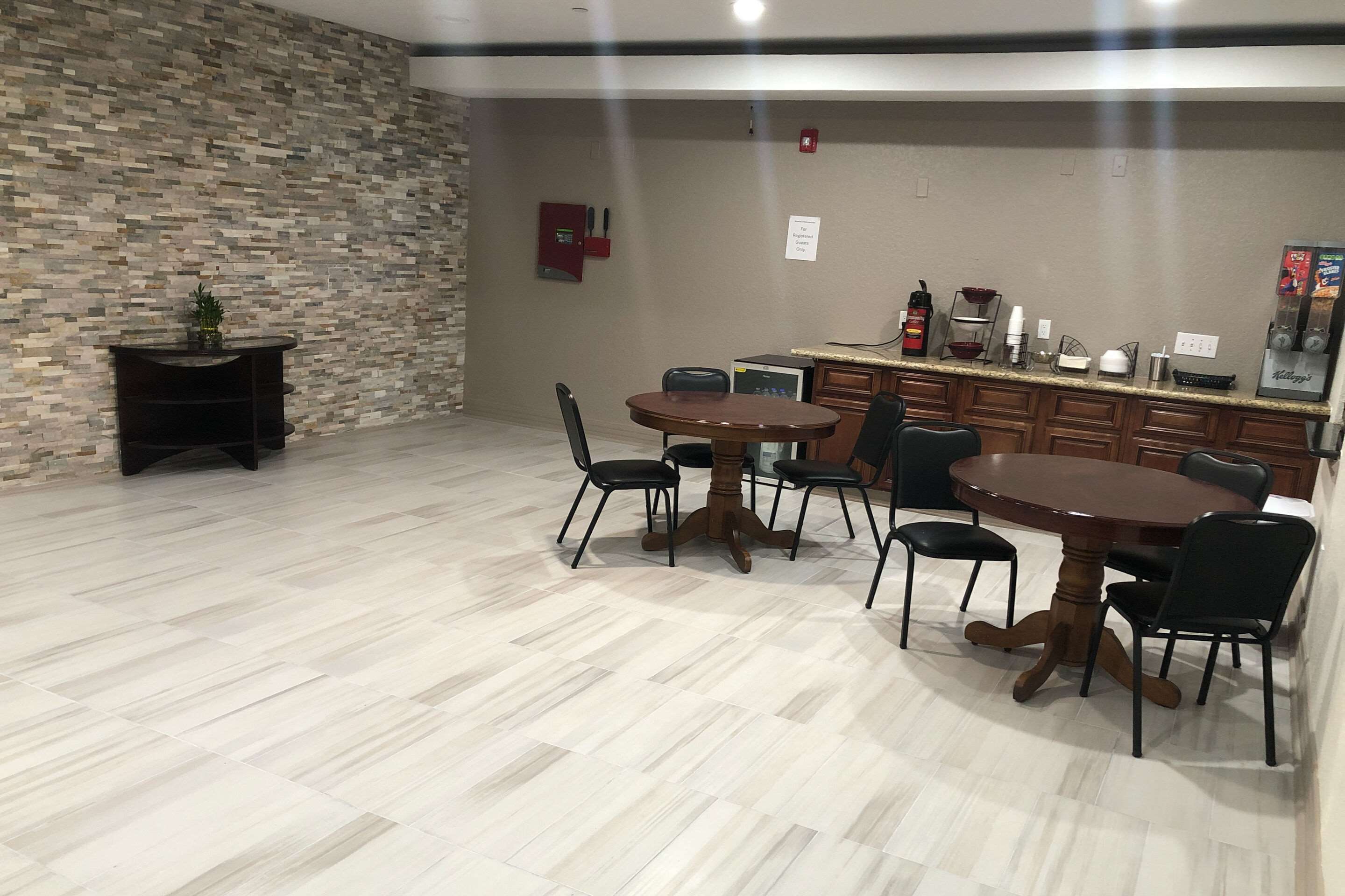 Breakfast area | Suburban Studios