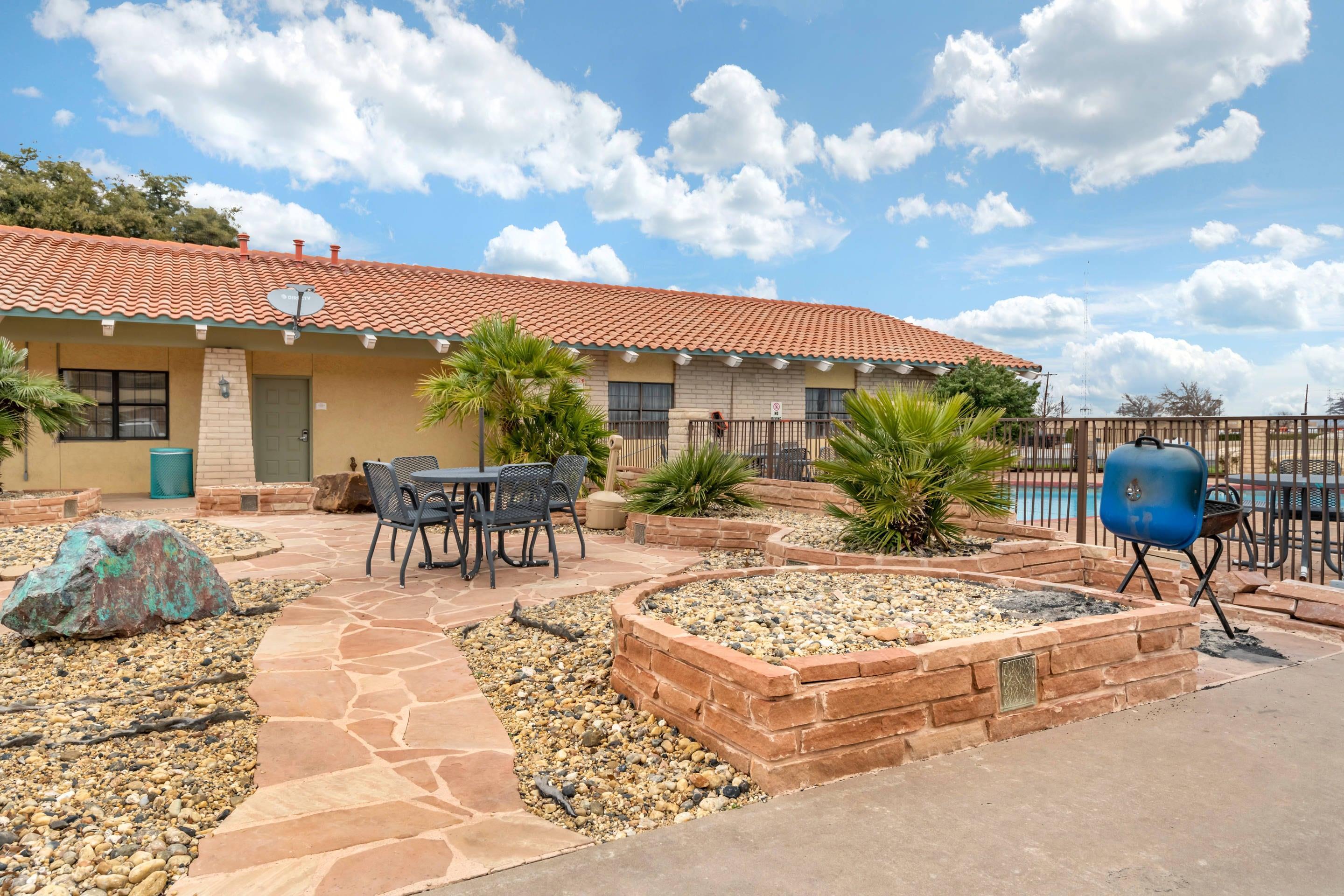 Hotel patio area | Quality Inn San Angelo