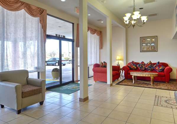 Pool - Quality Inn Plainview