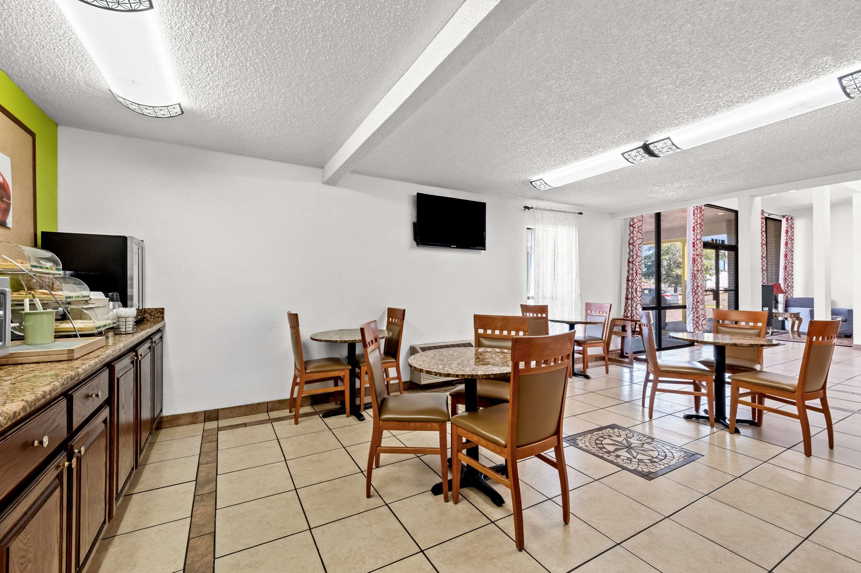 Enjoy breakfast in this seating area | Quality Inn & Suites