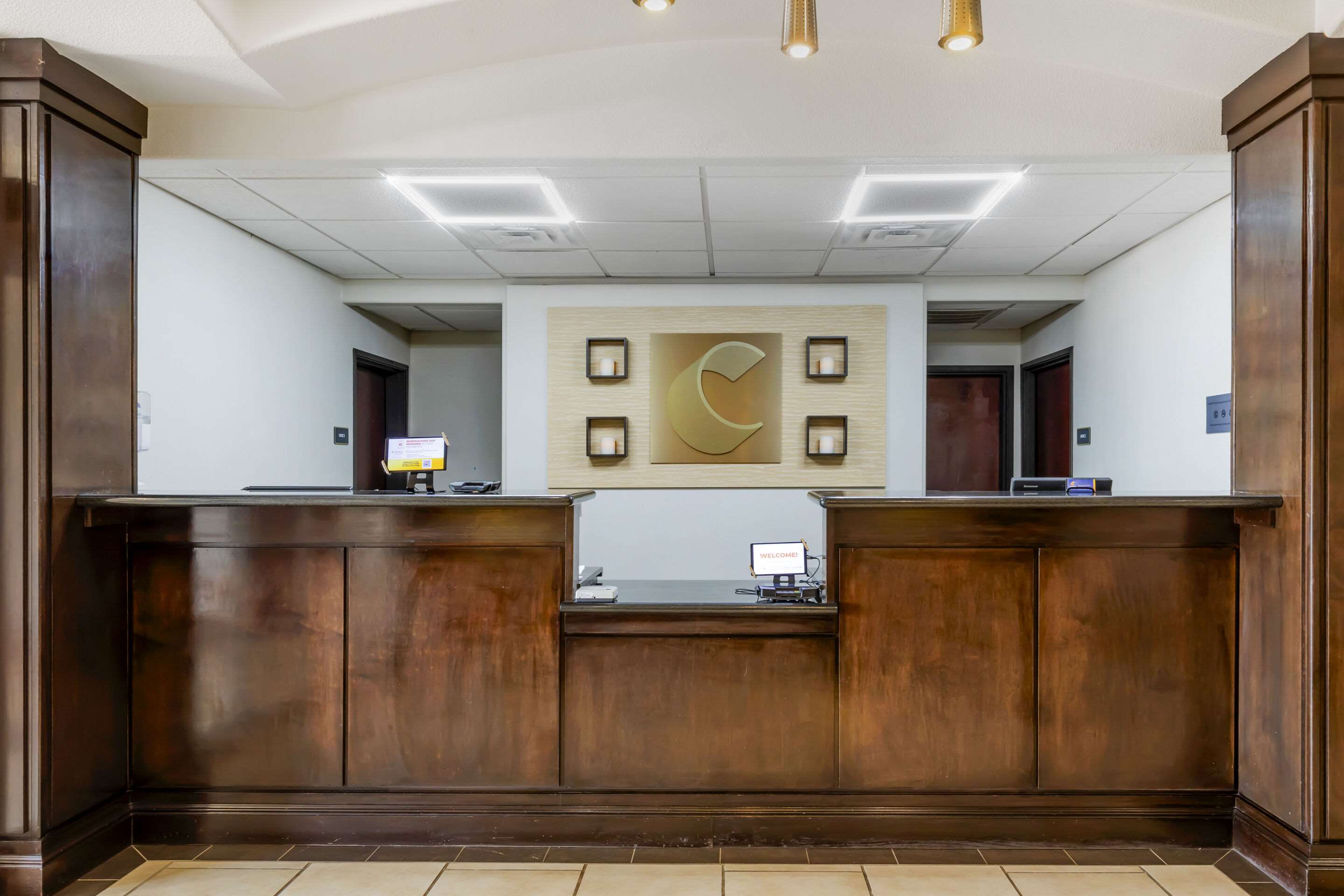 Front desk | Comfort Inn & Suites