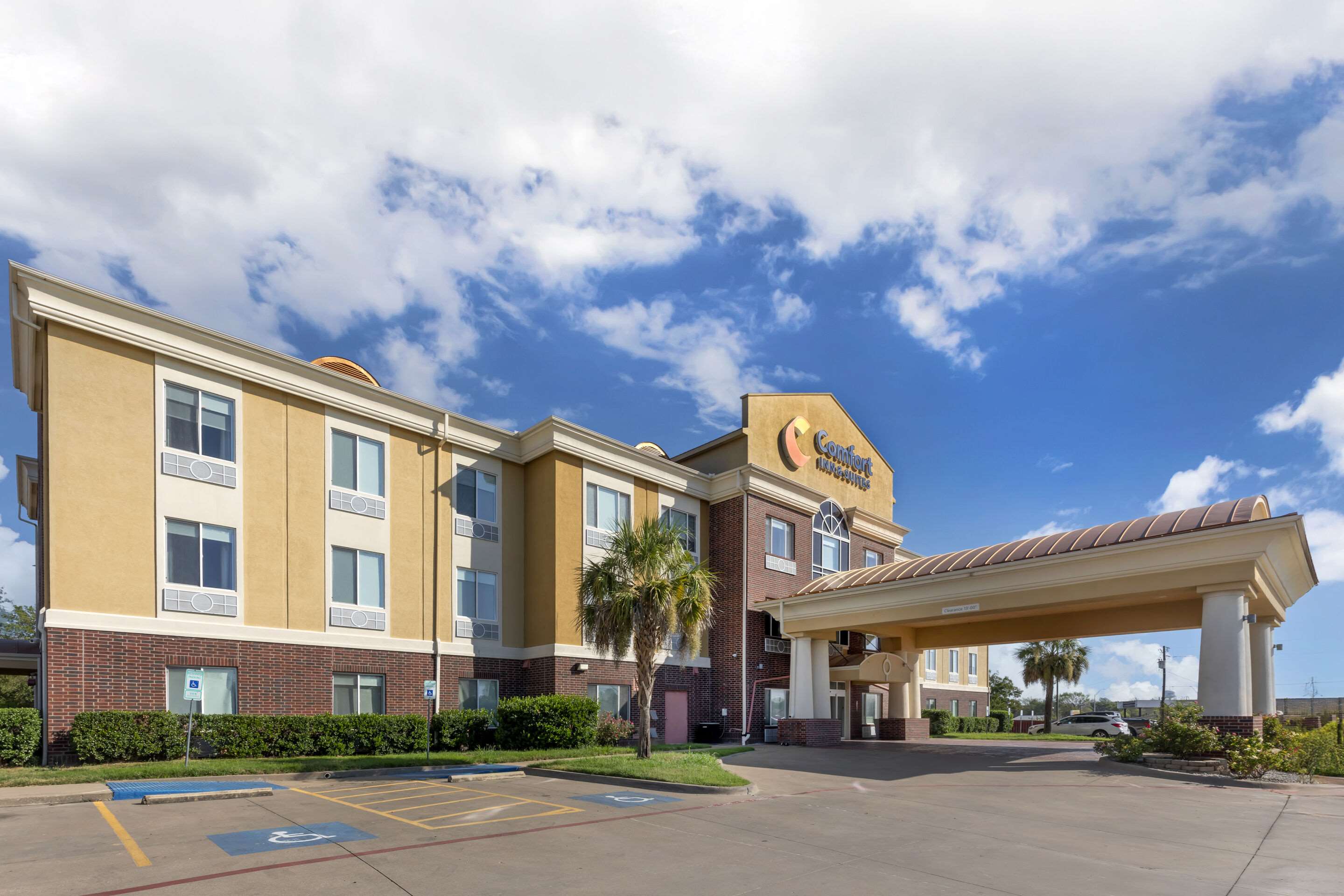 Hotel exterior | Comfort Inn & Suites
