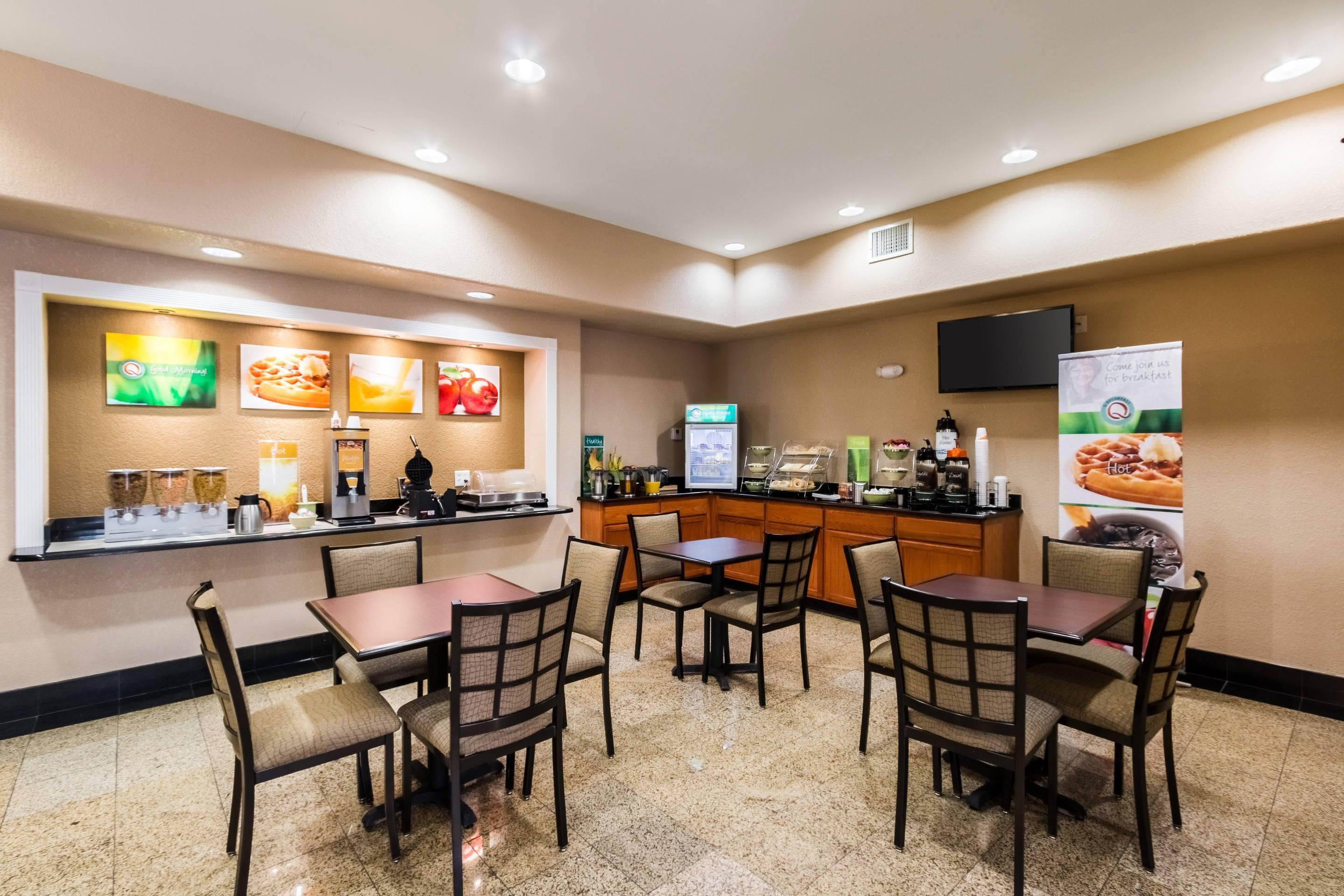 Enjoy breakfast in this seating area | Quality Inn Killeen Forthood