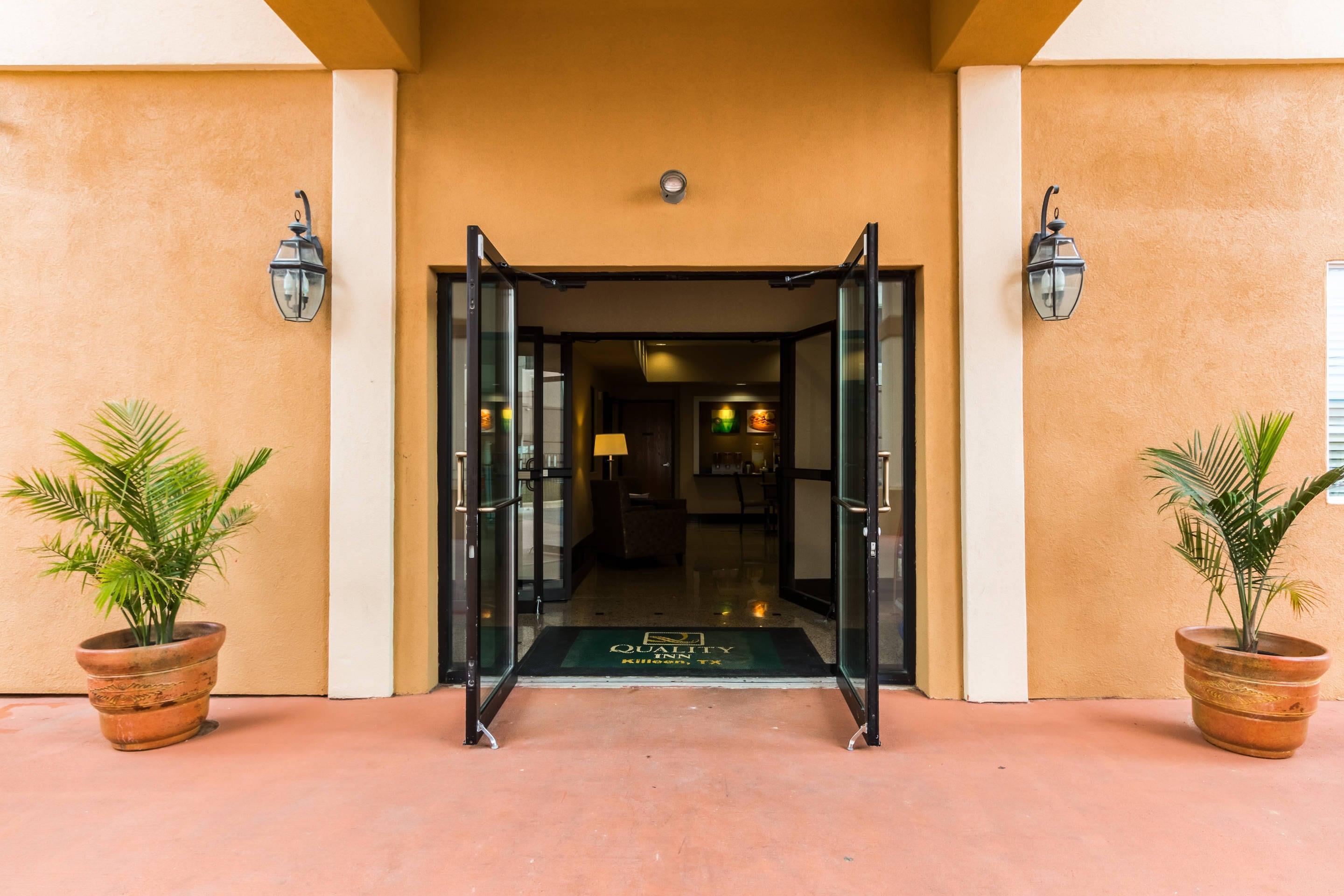 Hotel entrance | Quality Inn Killeen Forthood